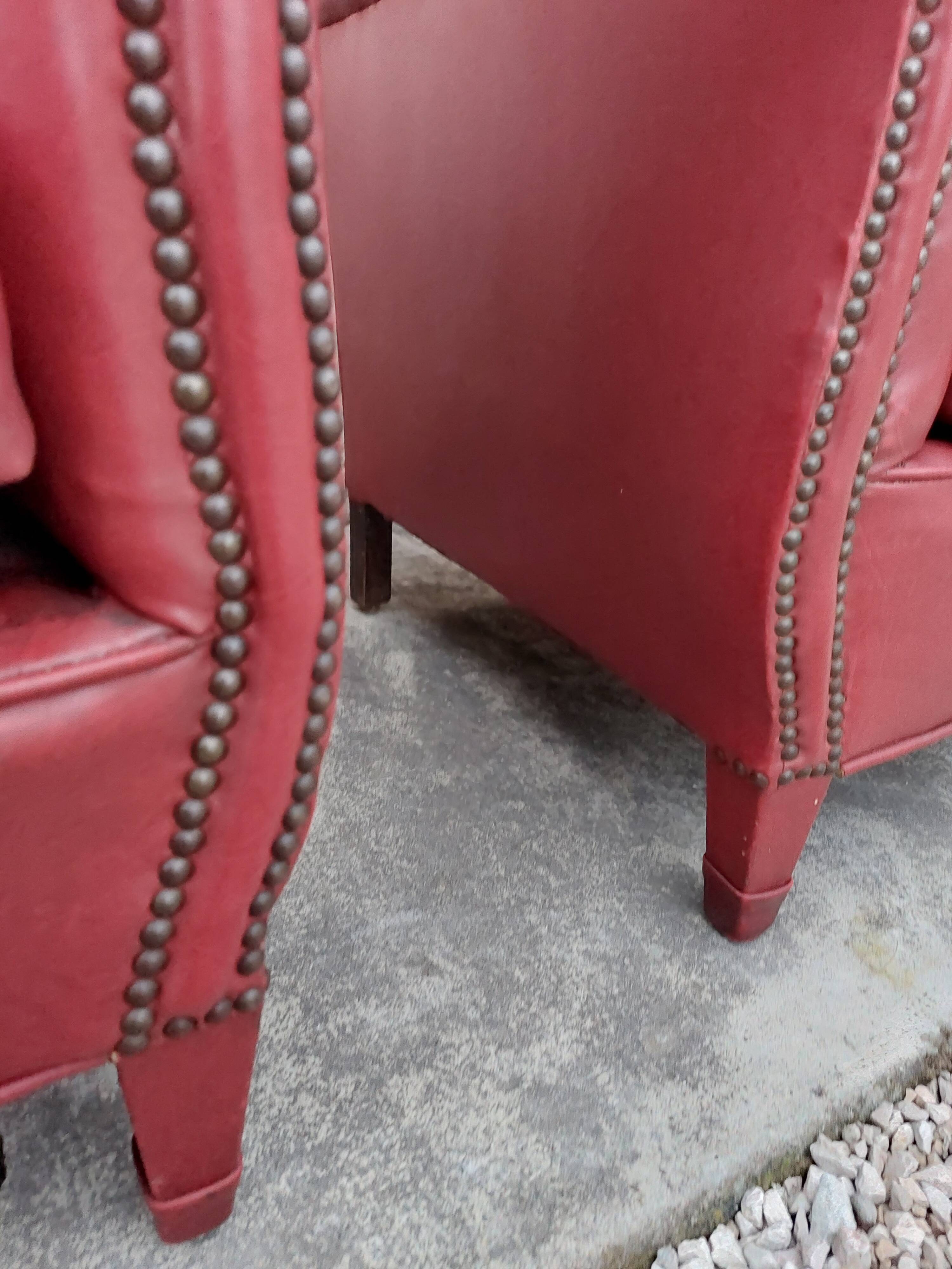 Paire de fauteuils club en simili cuir 1950