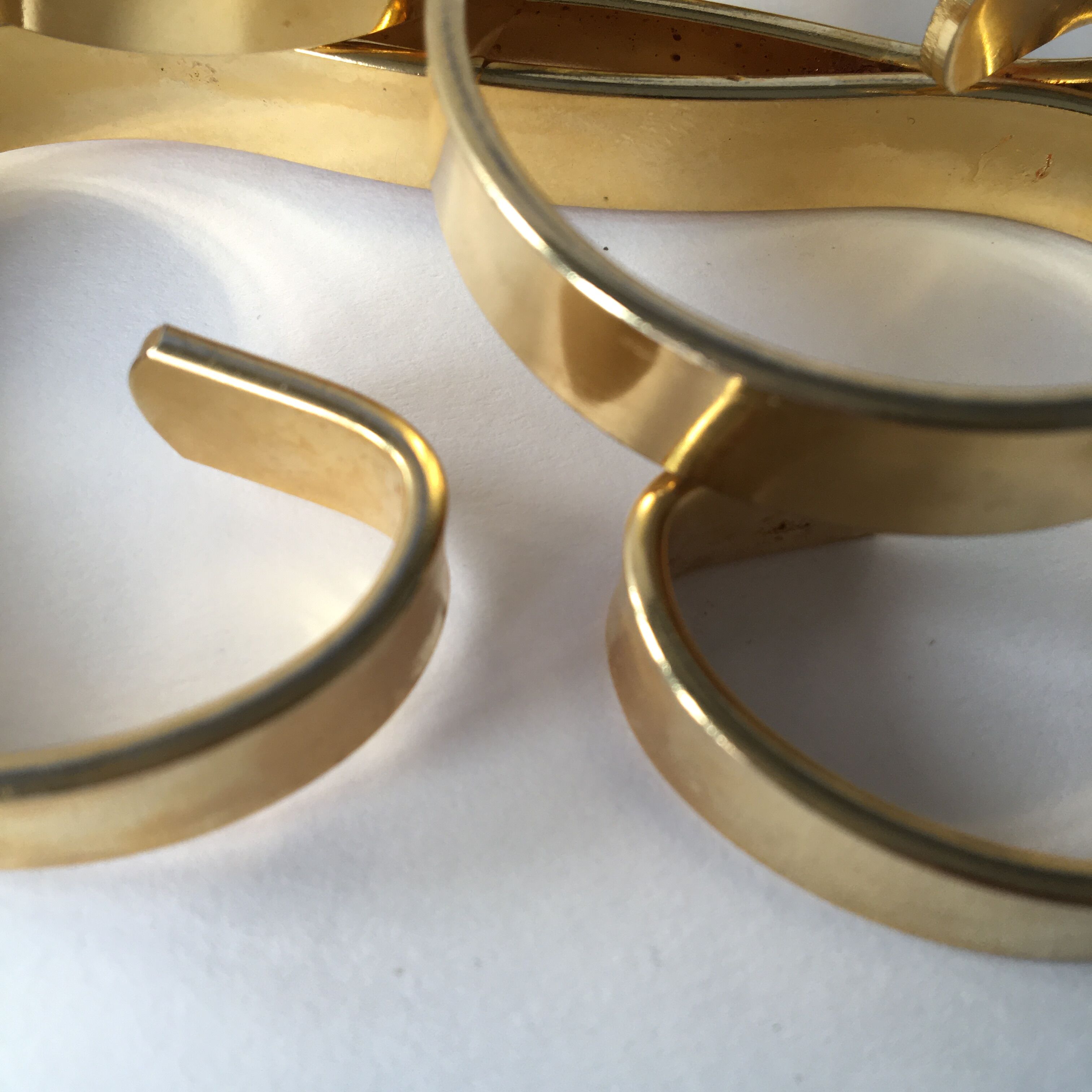 Pair of under-bottles volutes gold metal