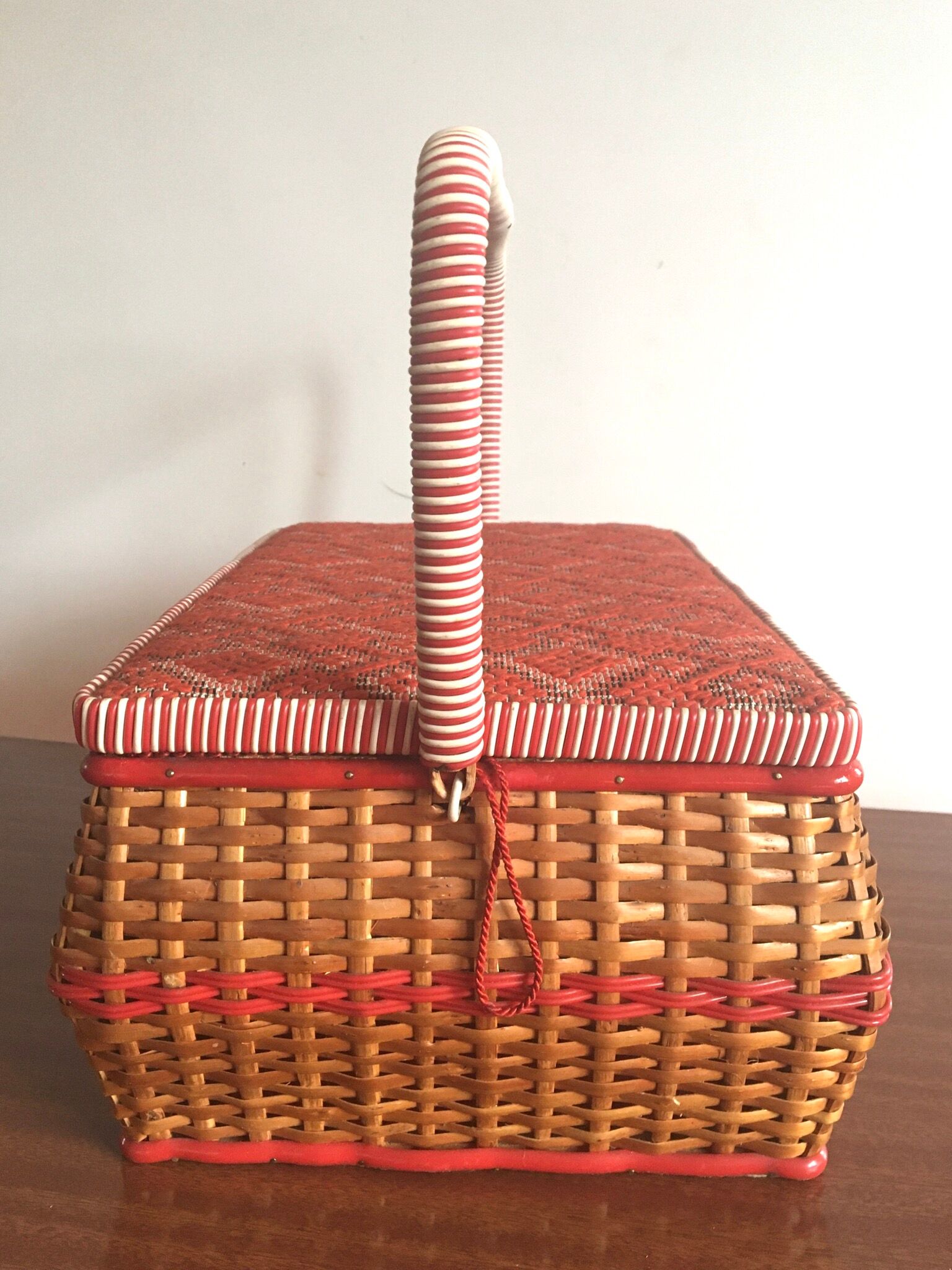 Rattan and scoubidou basket in the 1960s