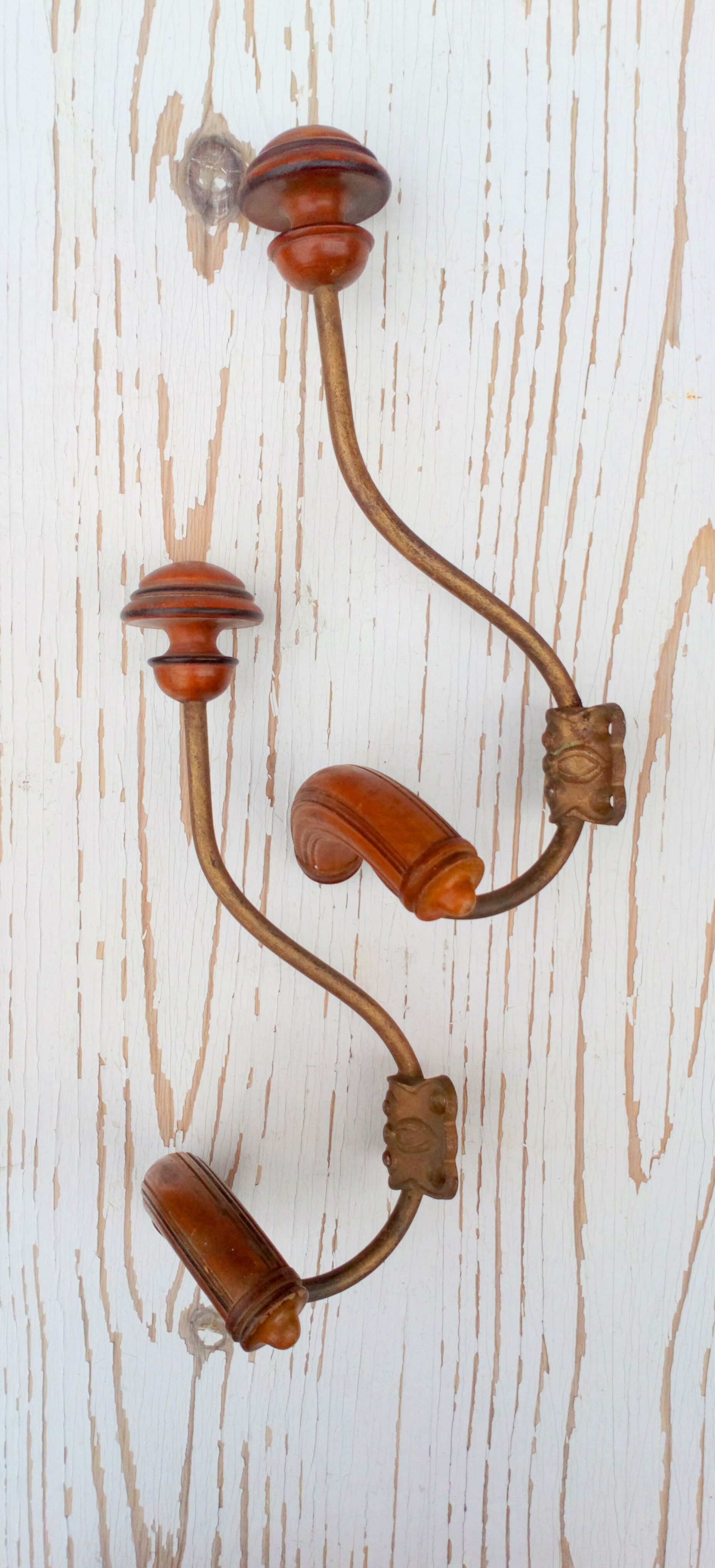 2 hooks in metal and wood