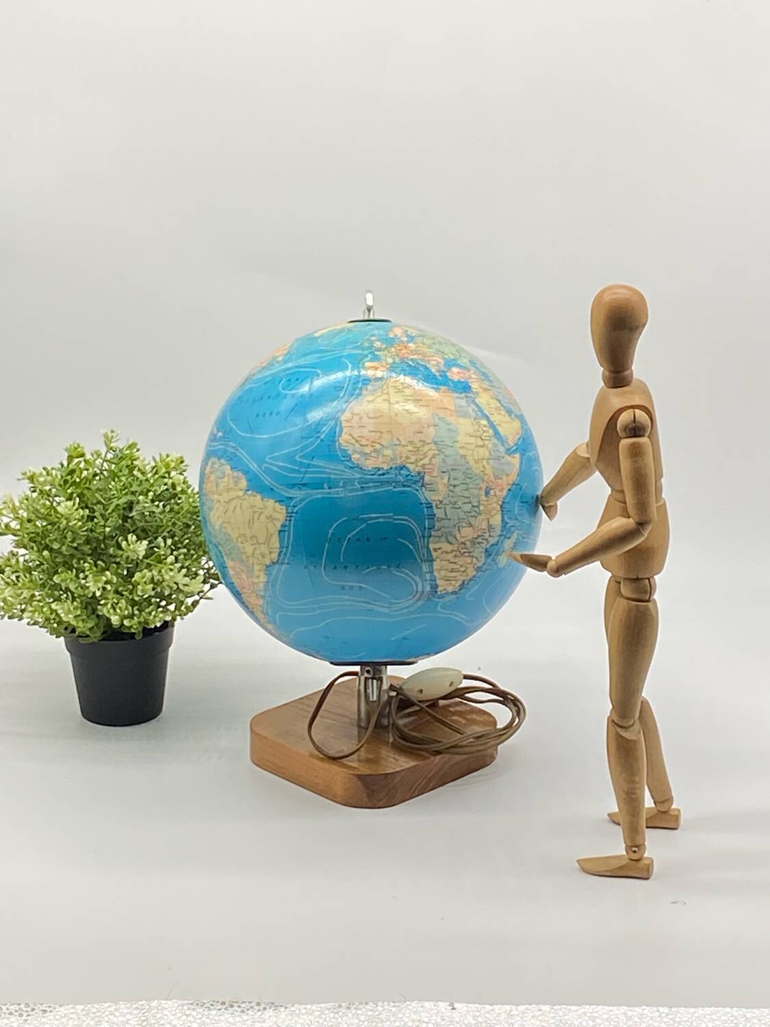 Vintage illuminated terrestrial globe / Taride / 1979