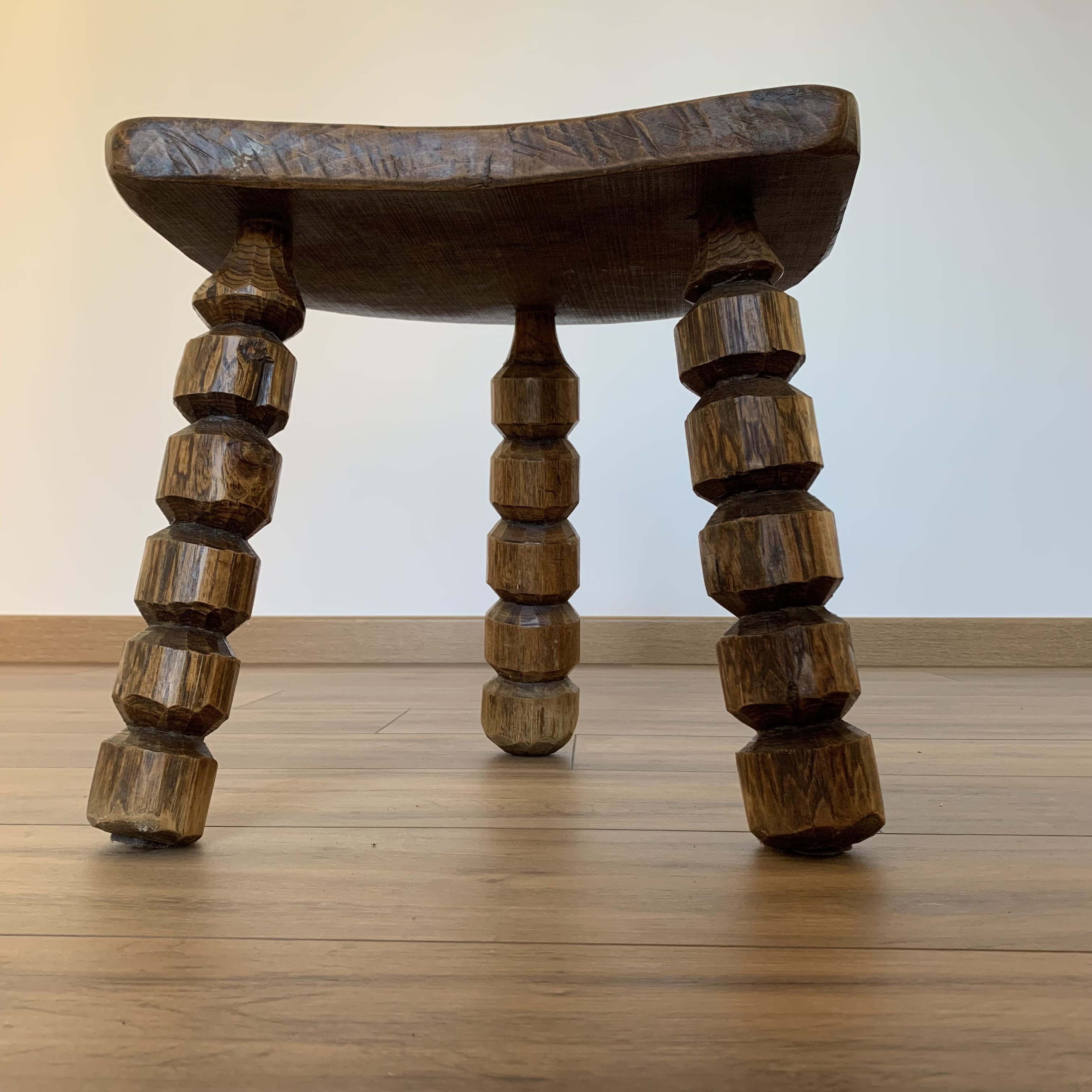 Tabouret tripode pieds taillés