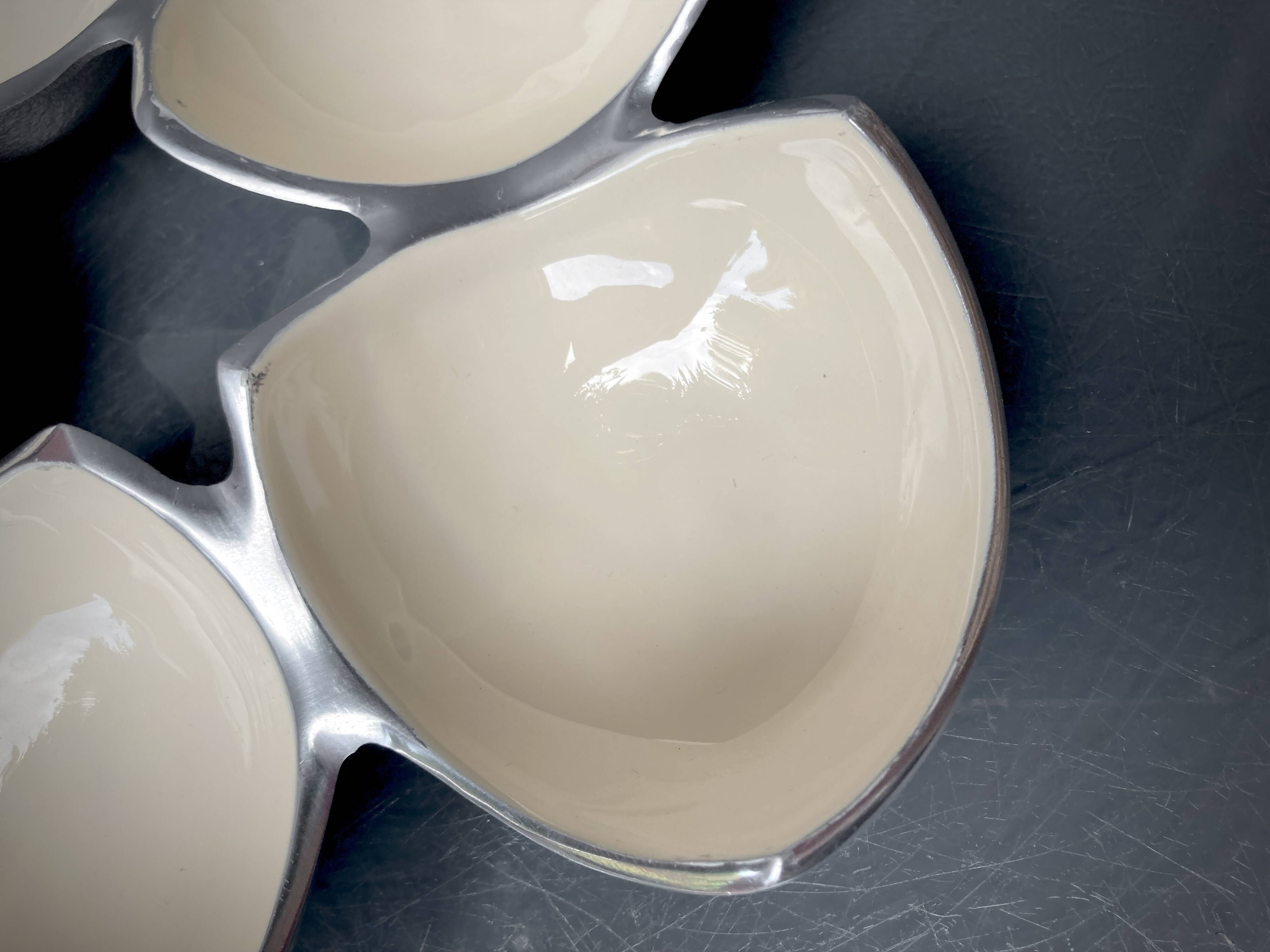 Ensemble de plats compartimentés en Inox Massif et émail écru