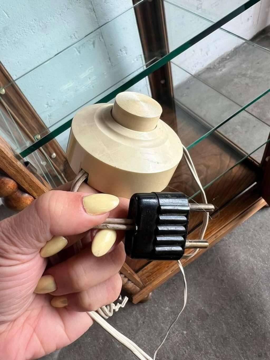 Vitrine vintage en bois avec accent de bobine : verre 4 côtés