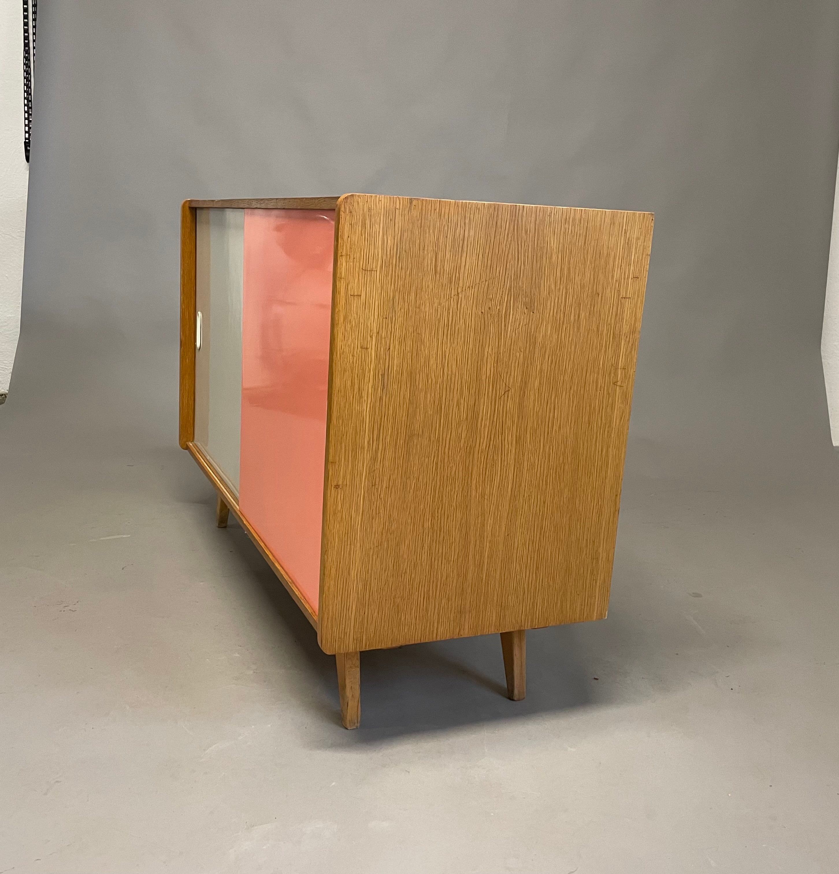 Cabinet U452 de Jiri Jiroutek