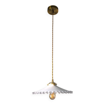 Suspension vintage en opaline dentelée, luminaire élégant à lumière douce