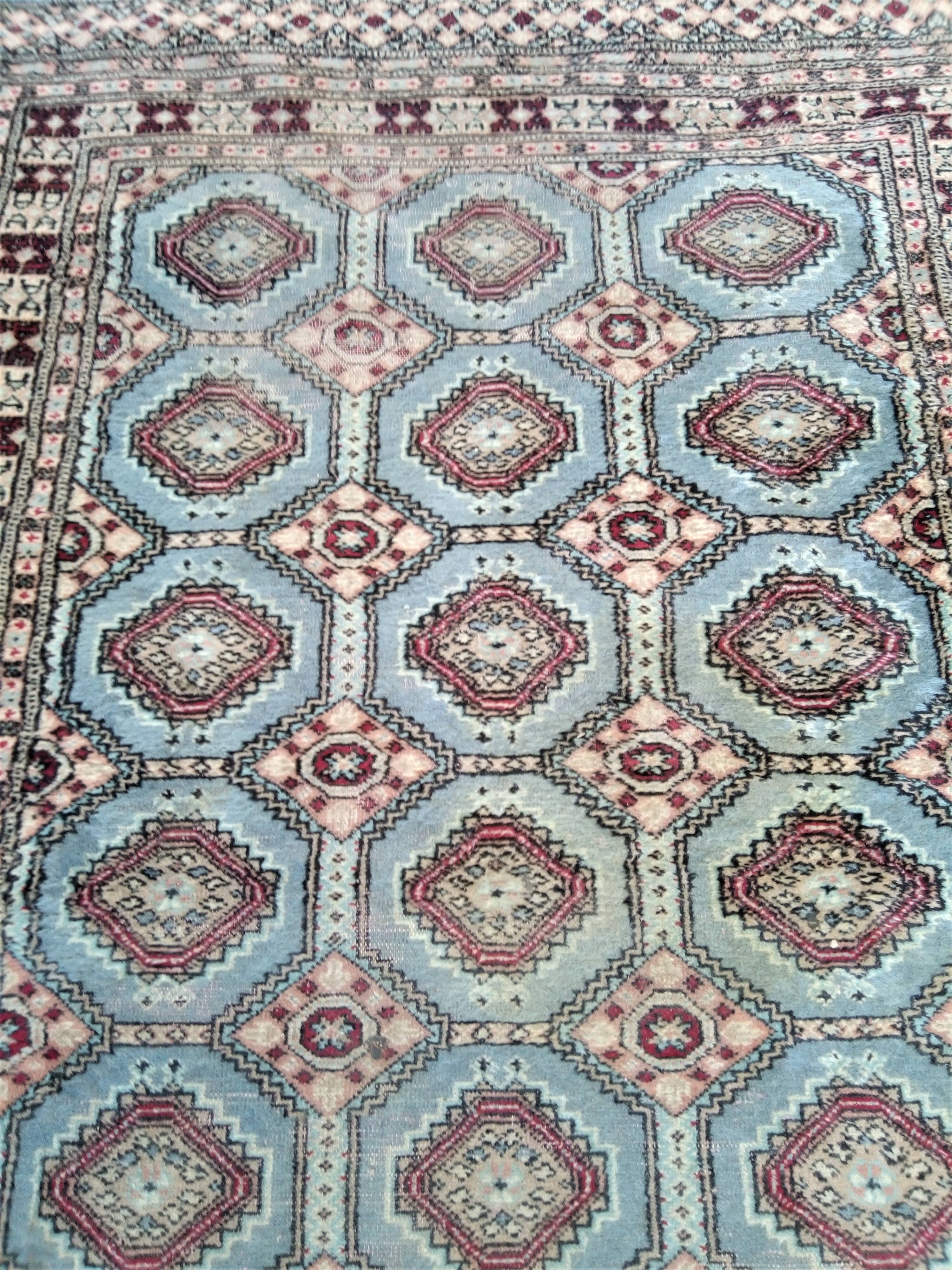 Old handmade wool oriental rug. 190 x 126cm