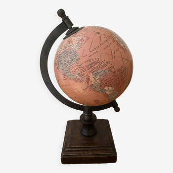 Petit globe terrestre sur pied en bois