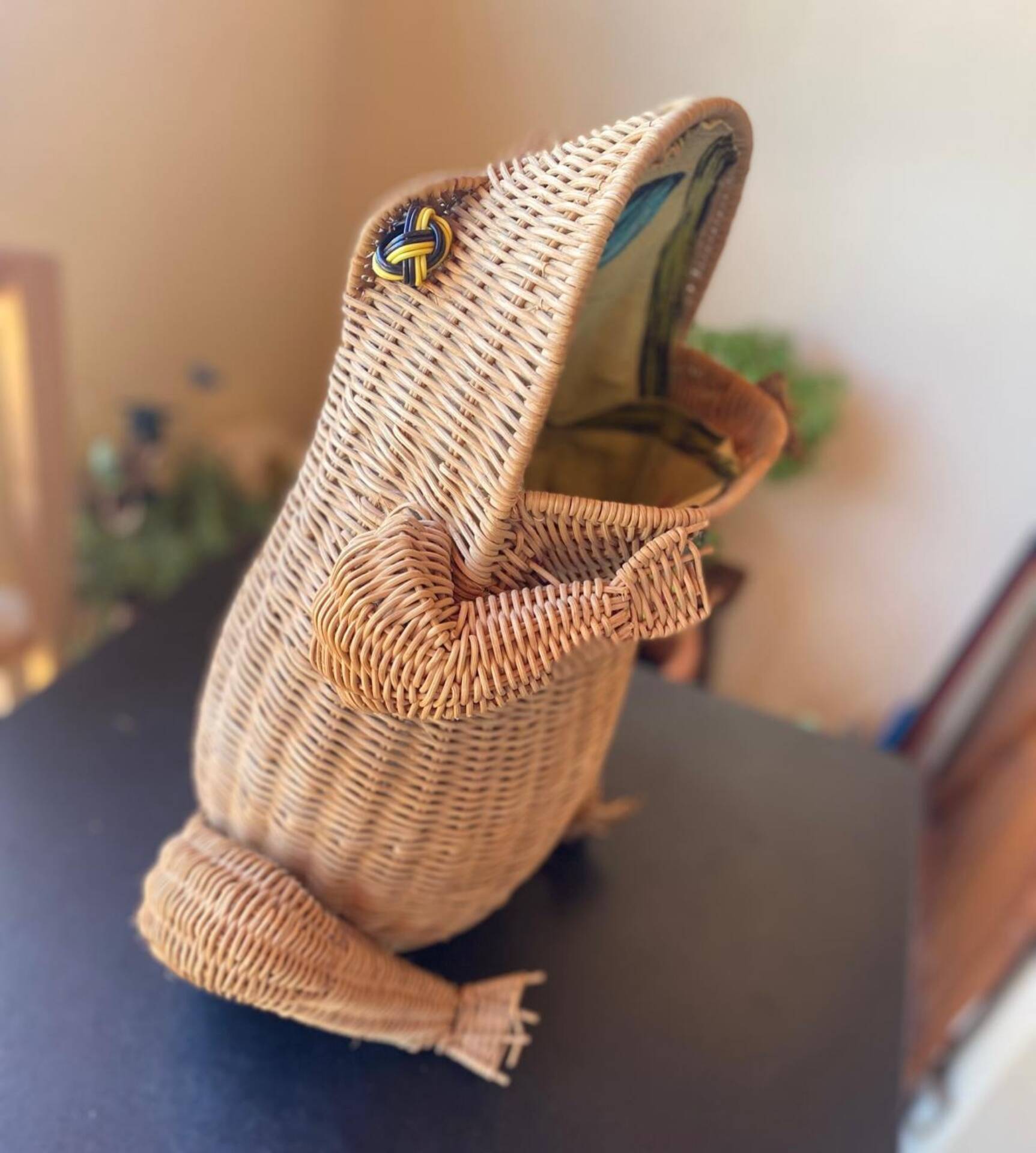 Large vintage 1970s frog magazine rack in rattan — Original fabric
