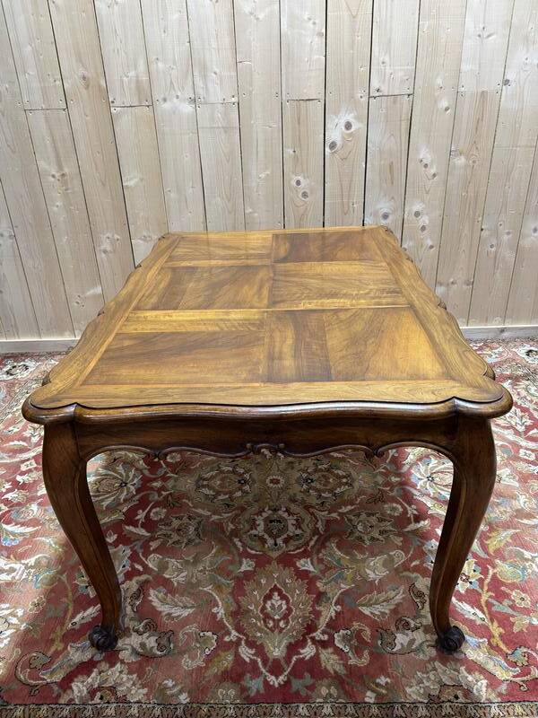 Table à manger en noyer de style Louis XV
