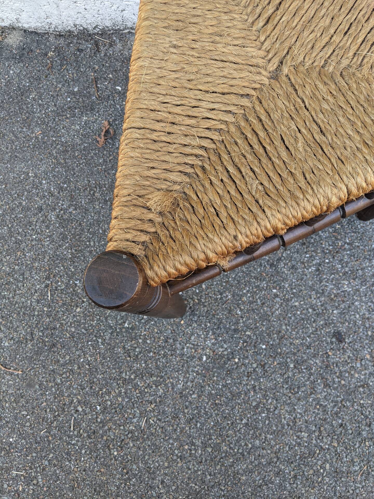19th-century tripod corner chair, turned wood, Dutch rush.
