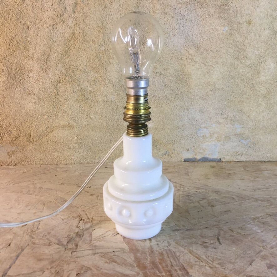Pied de lampe de chevet en opaline blanc