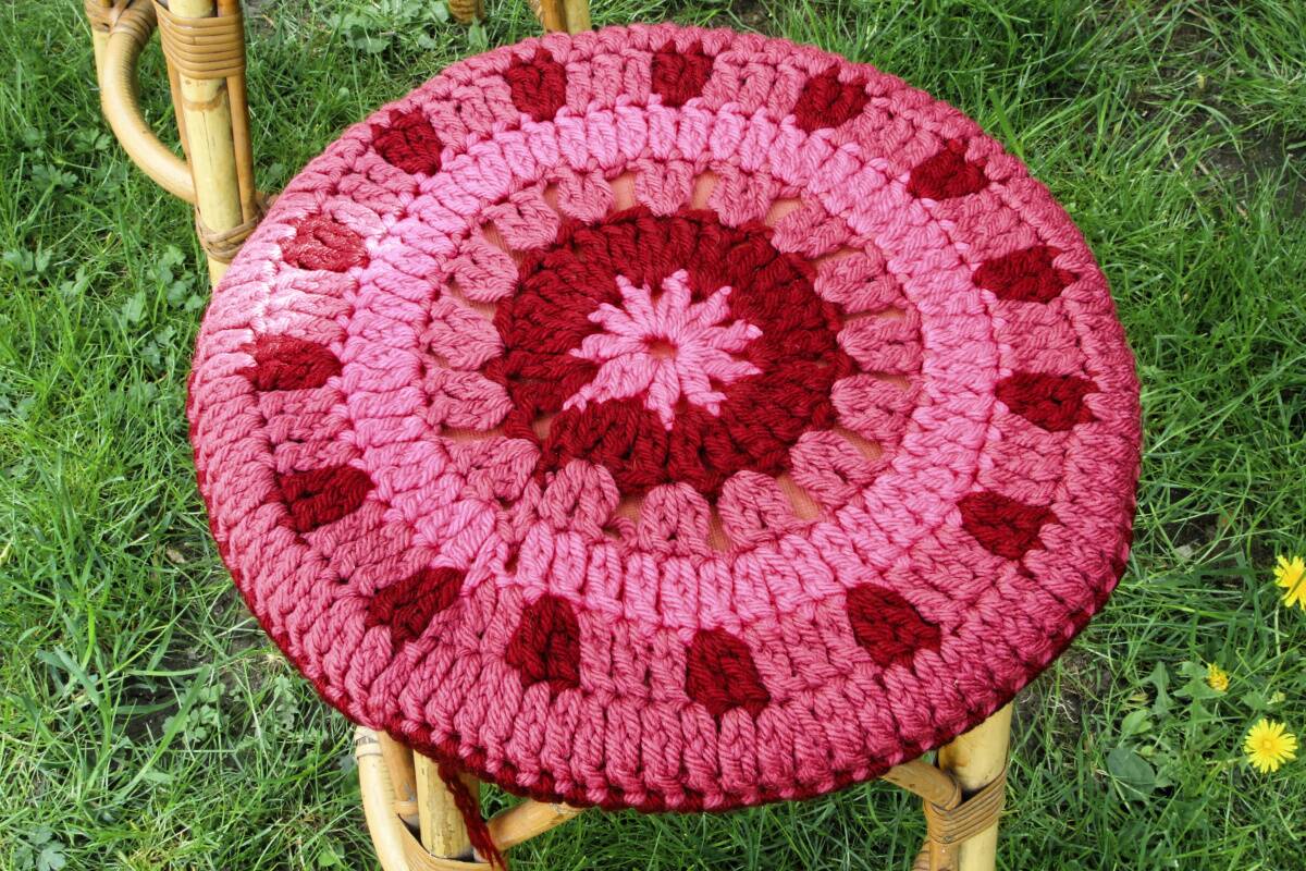 Set of 4 rattan stools and crochet covers