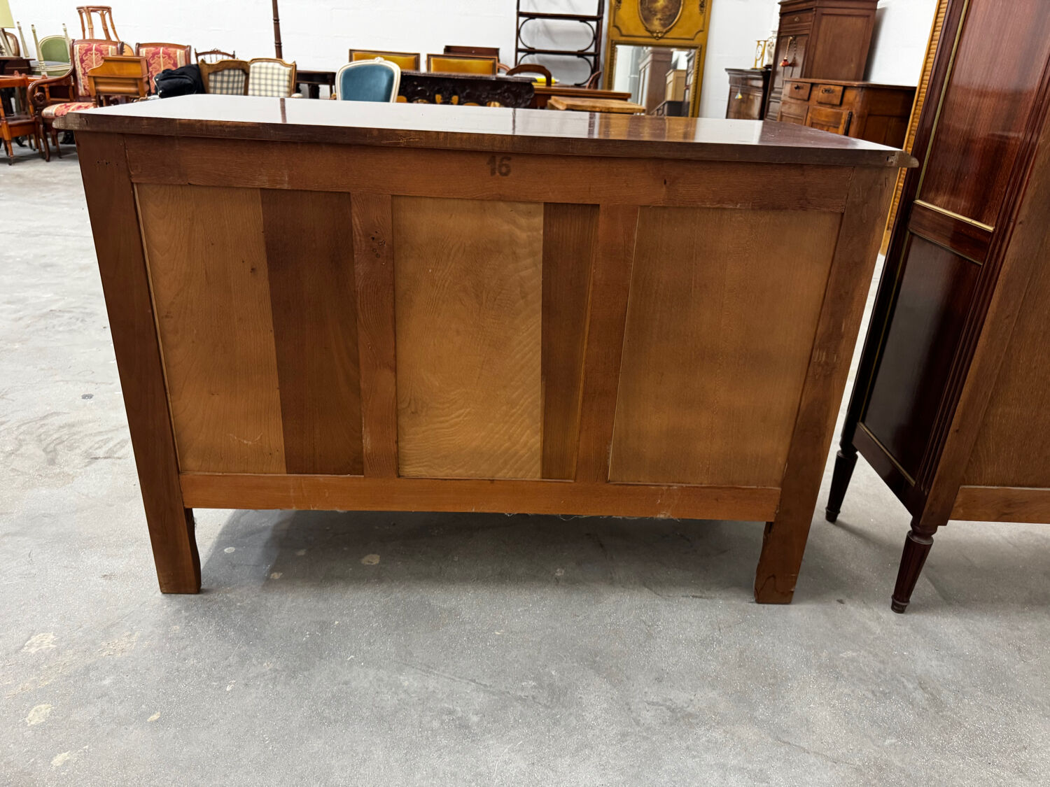 Curved Lyonnaise commode from the Louis XV period in solid walnut, late 1750s.