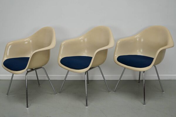 Ensemble de trois accoudoirs DAX en fibre de verre parchemin Eames pour Herman Miller / Vi