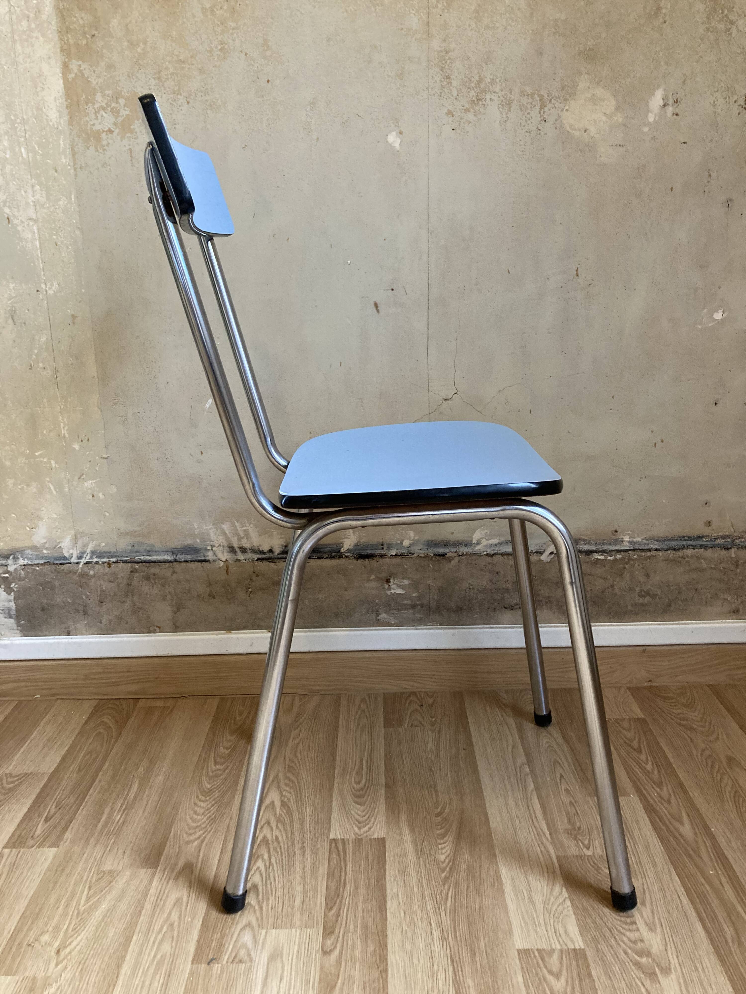 Chaise formica bleue