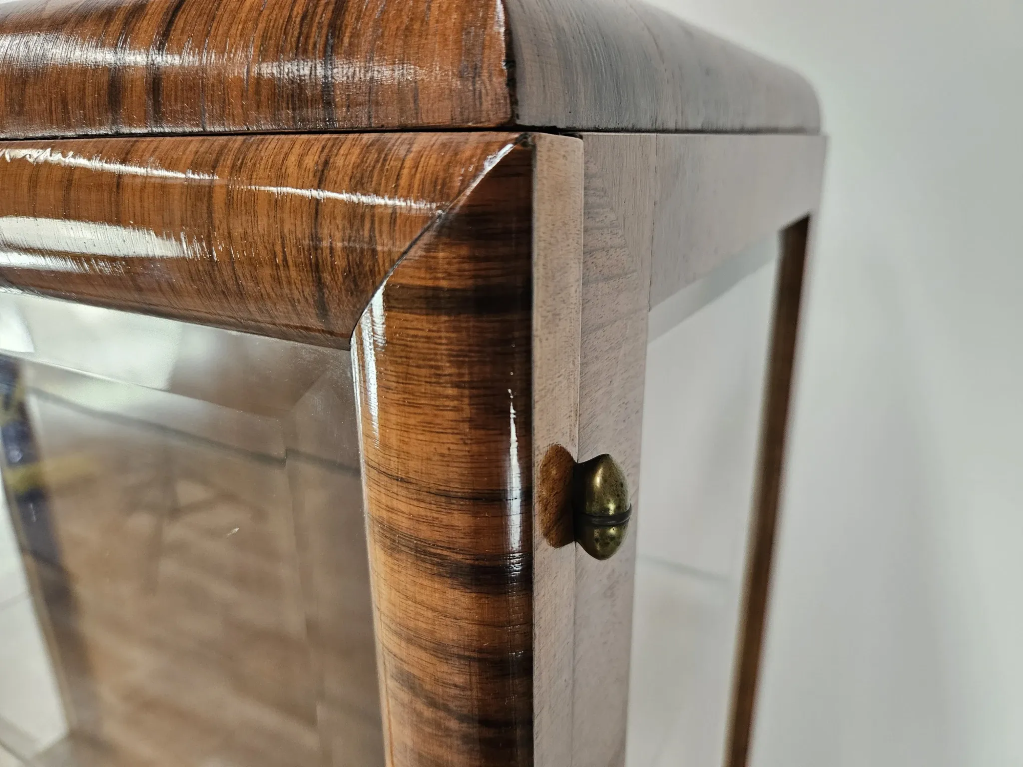 French Art Decò display cabinet from the 1940s in walnut