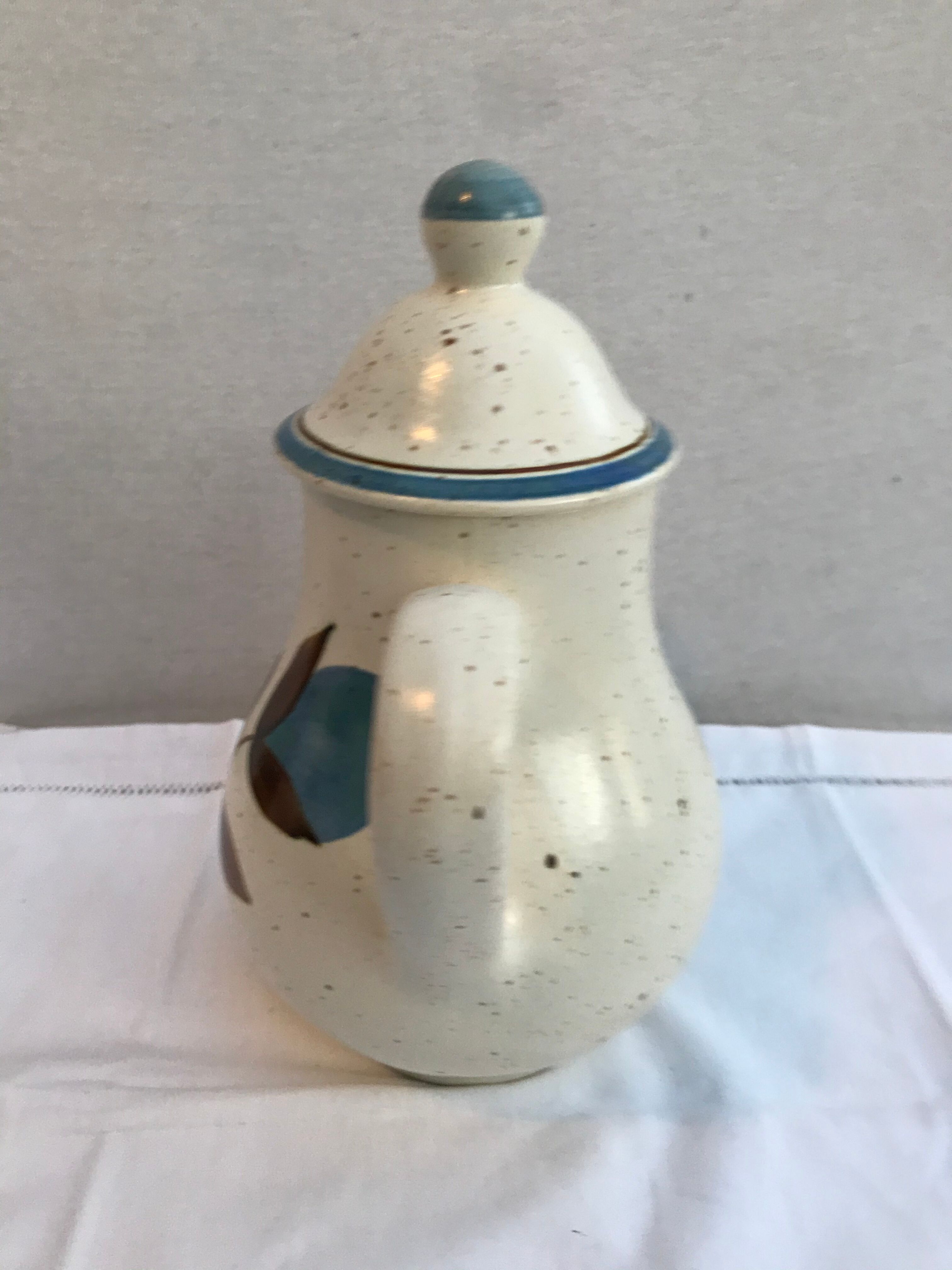 Former longchamp ceramics tea pot