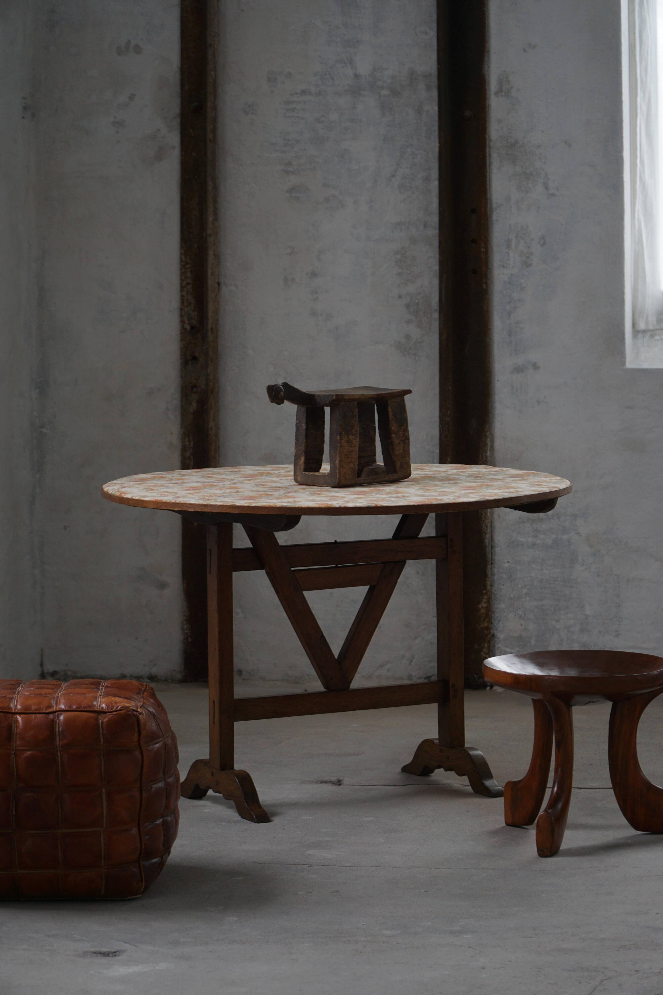 Lobi stool in carved wood from the early 20th century, Burkina Faso, Africa.
