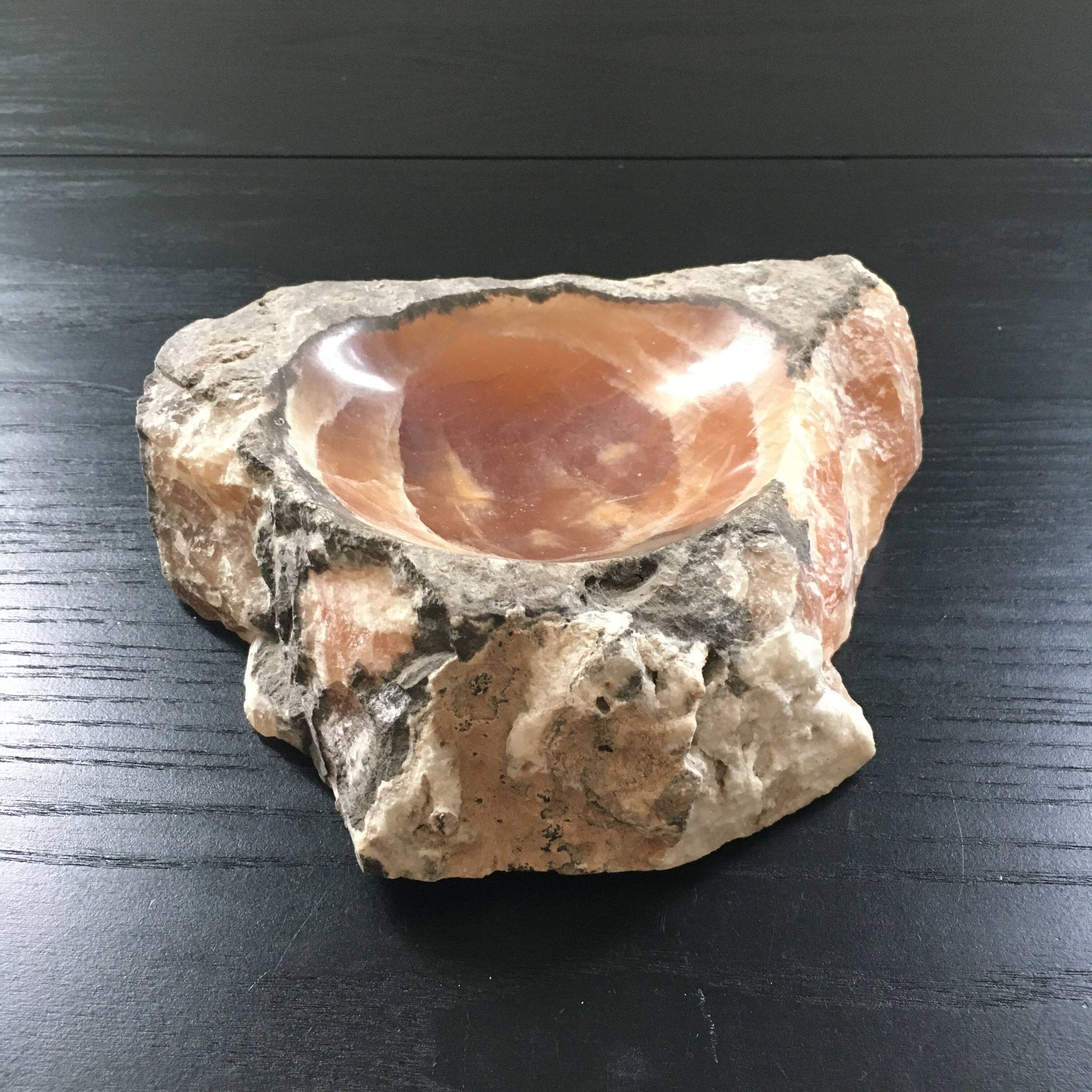 Vide poche brutaliste en onyx