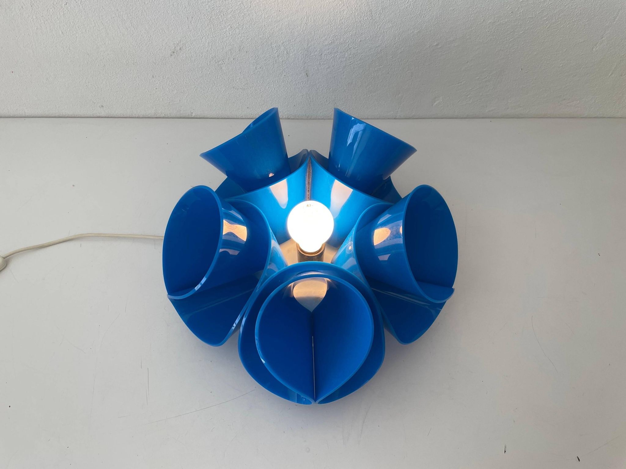Lampe de table en plexiglas bleu Flower Design, années 1970, Italie
