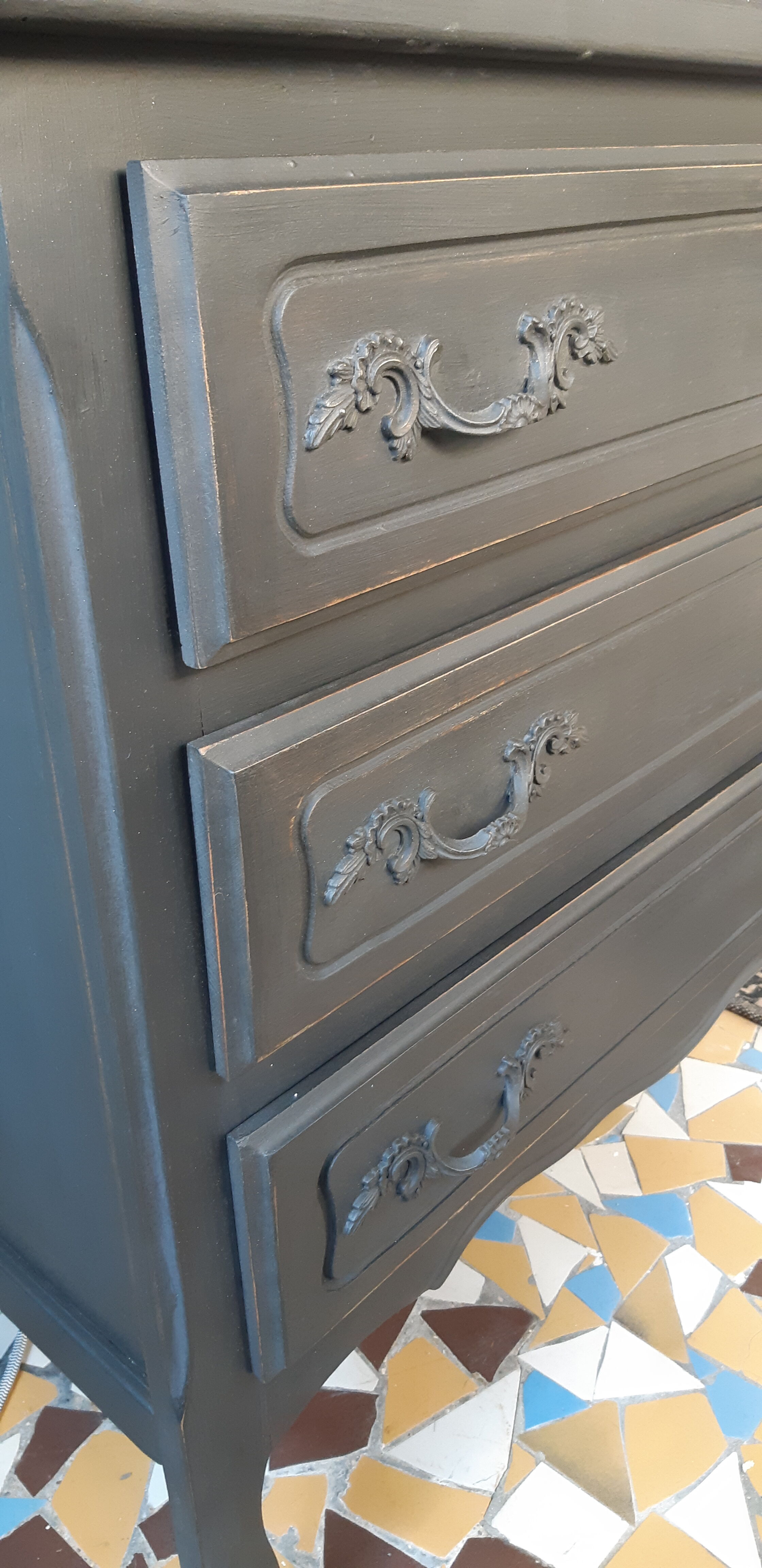 Dresser patinated in black