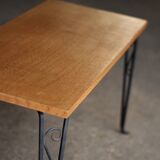 Jolie table basse vintage (années 70). En contreplaqué et fonte