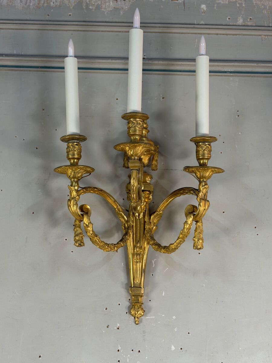 Paire d’appliques en bronze doré de style Louis XVI vers 1880