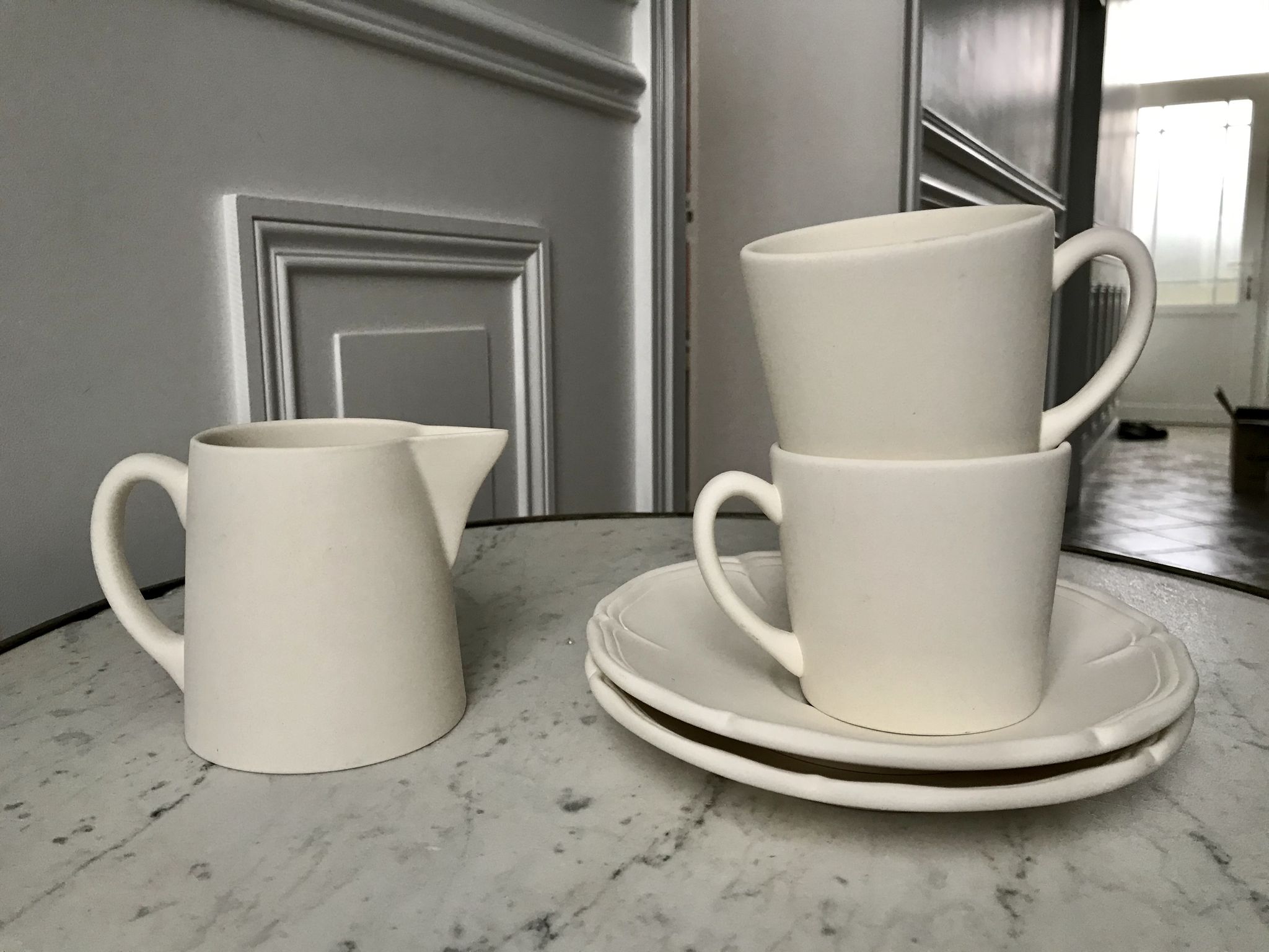 Duo de tasses à café et un sucrier longchamp en biscuit années 80