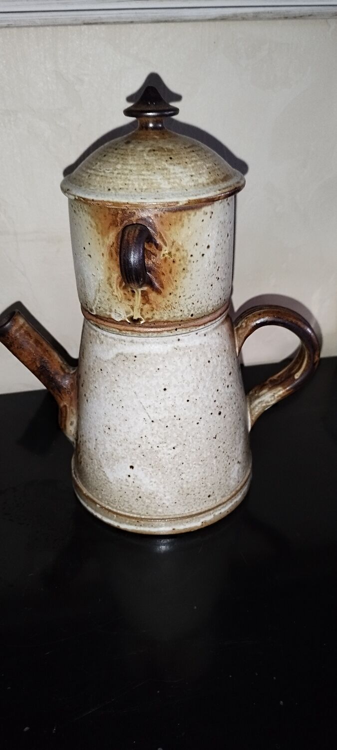 Stoneware coffee pot with filter
