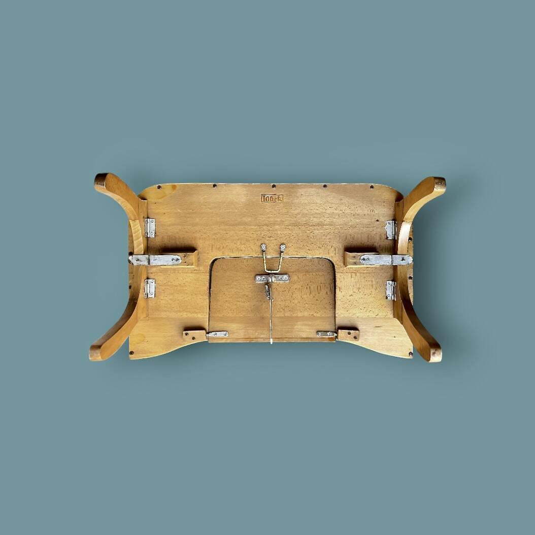 Old bed platform with a varnished wooden reading shelf, Torck