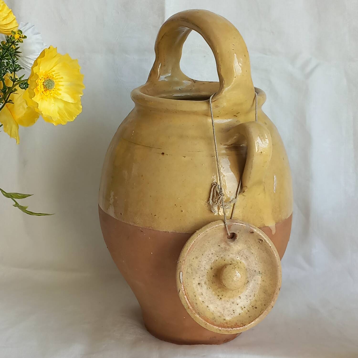 Cruche en terre cuite vernissée jaune