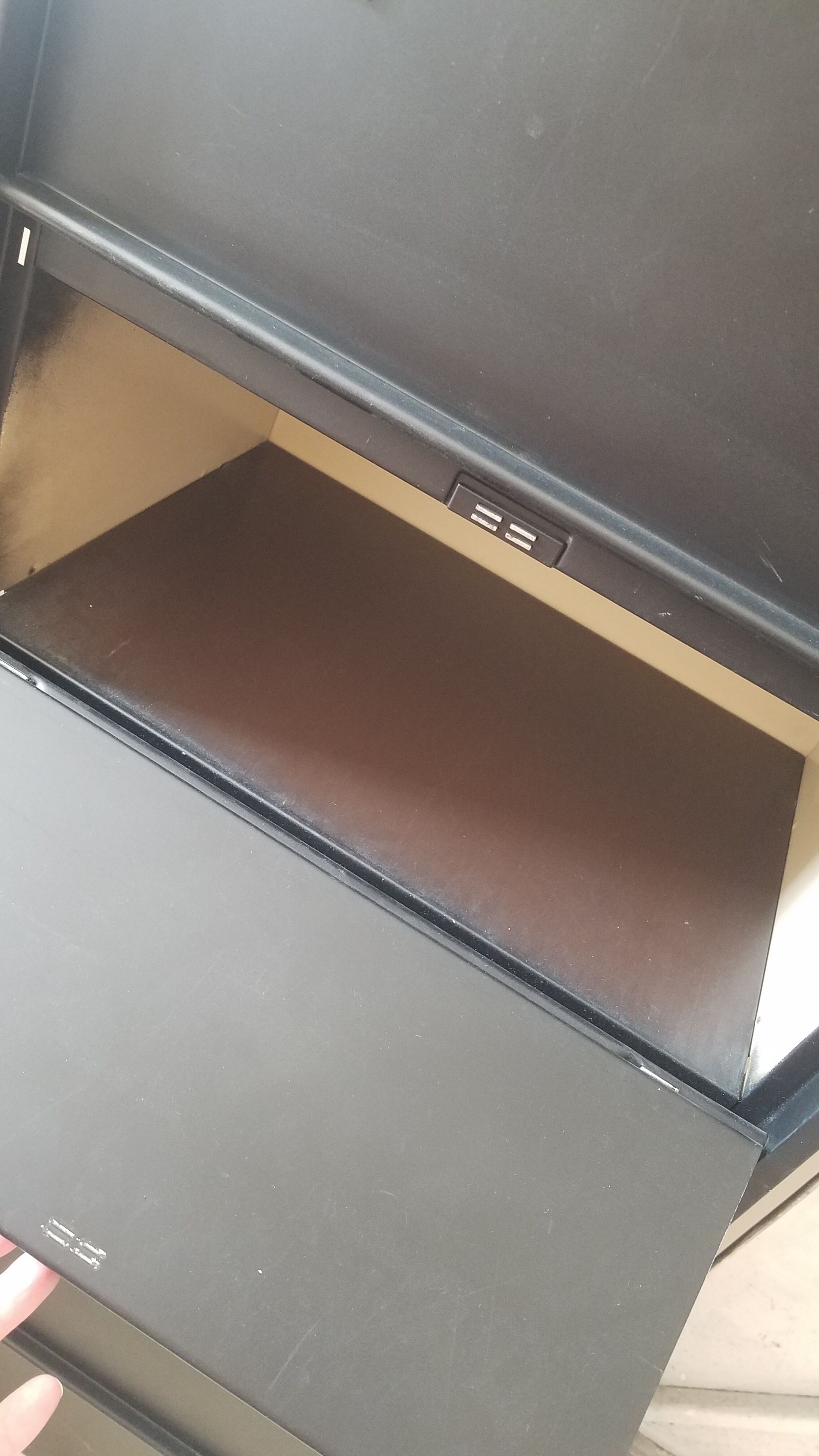 Meuble métal à clapets