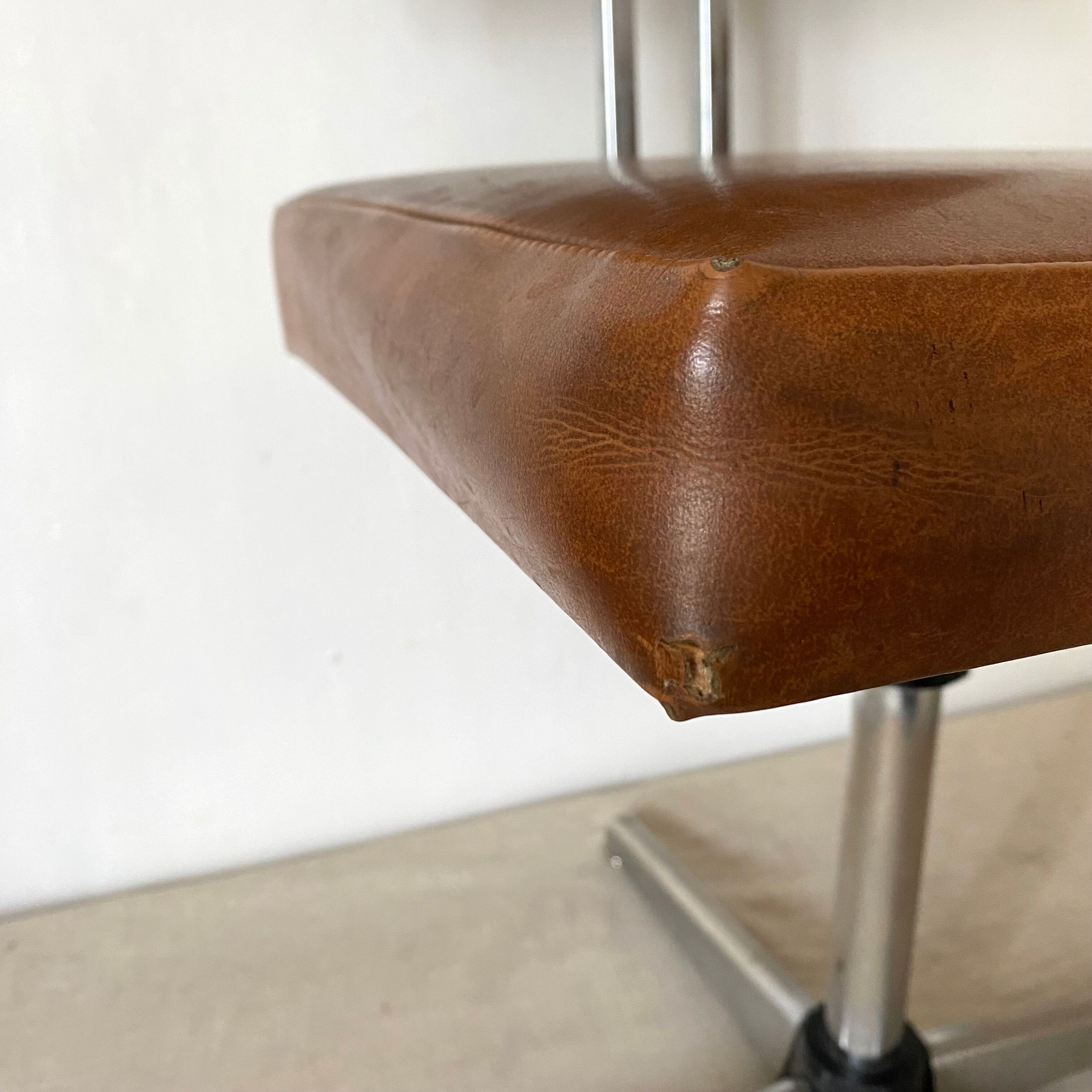 Vintage industrial office chair in skaï