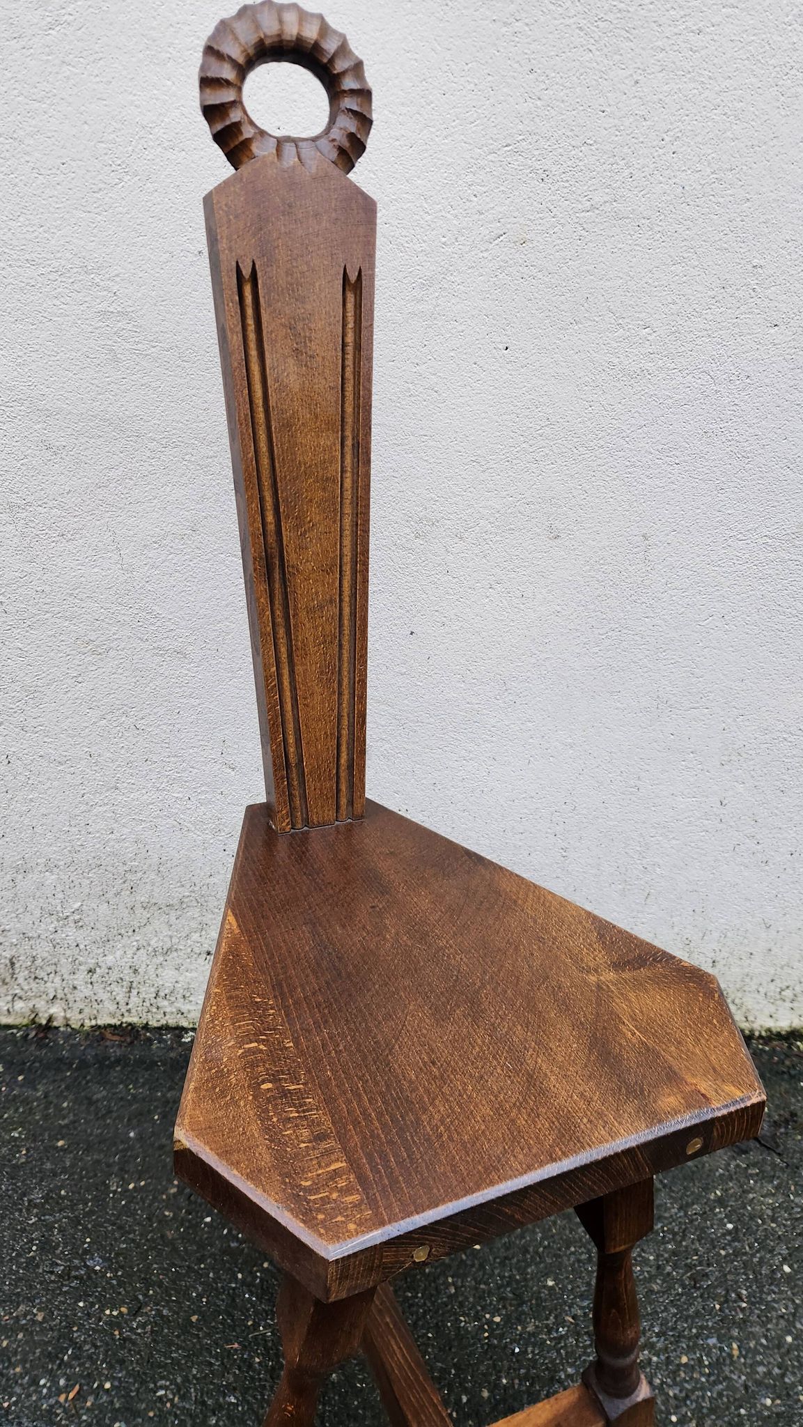 2 chaises à trois pieds en bois massif