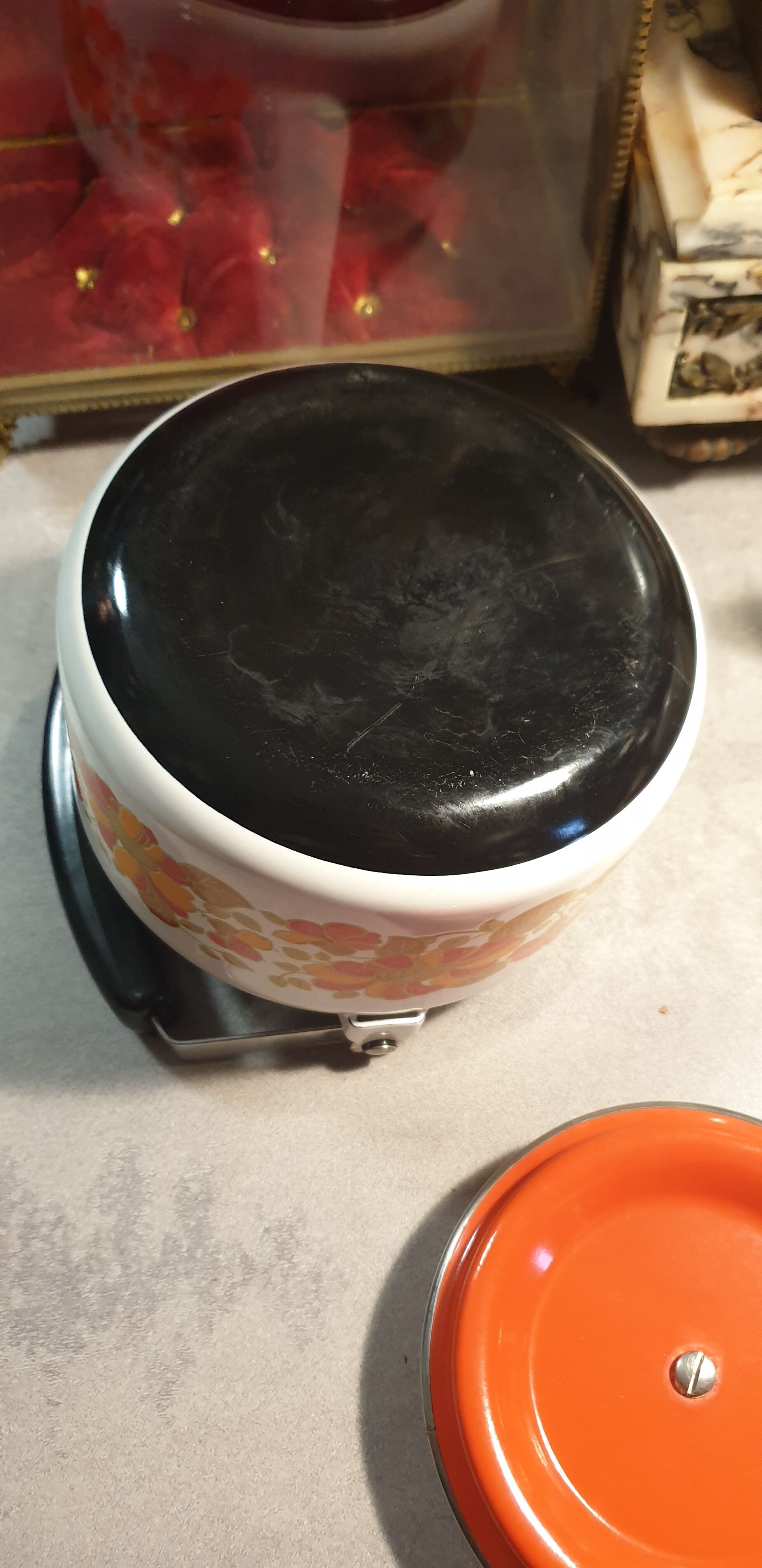 Vintage kettle in enamelled sheet metal