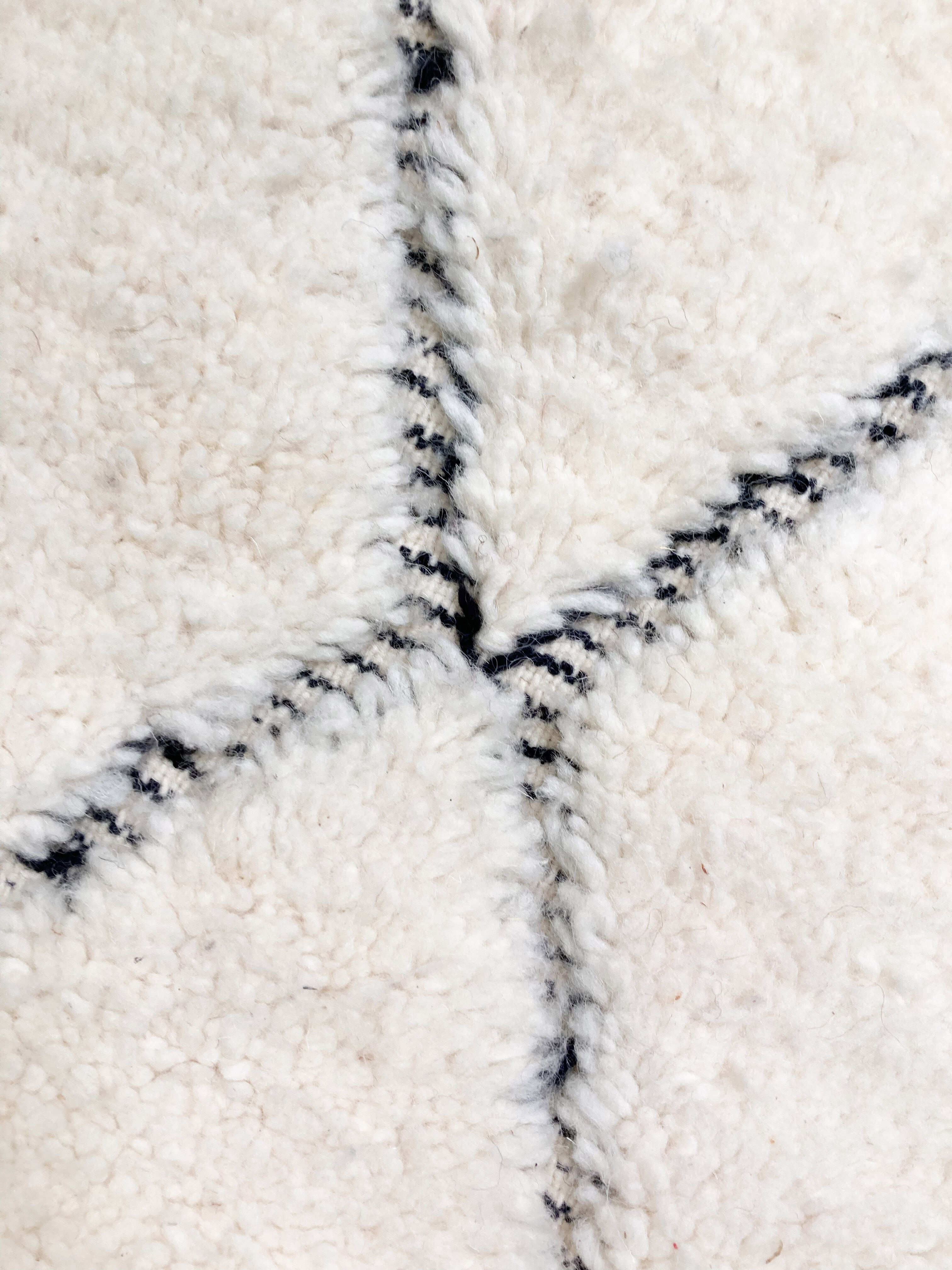 Moroccan Berber carpet beni ouarain ecru diamonds nors engraved 230x157cm