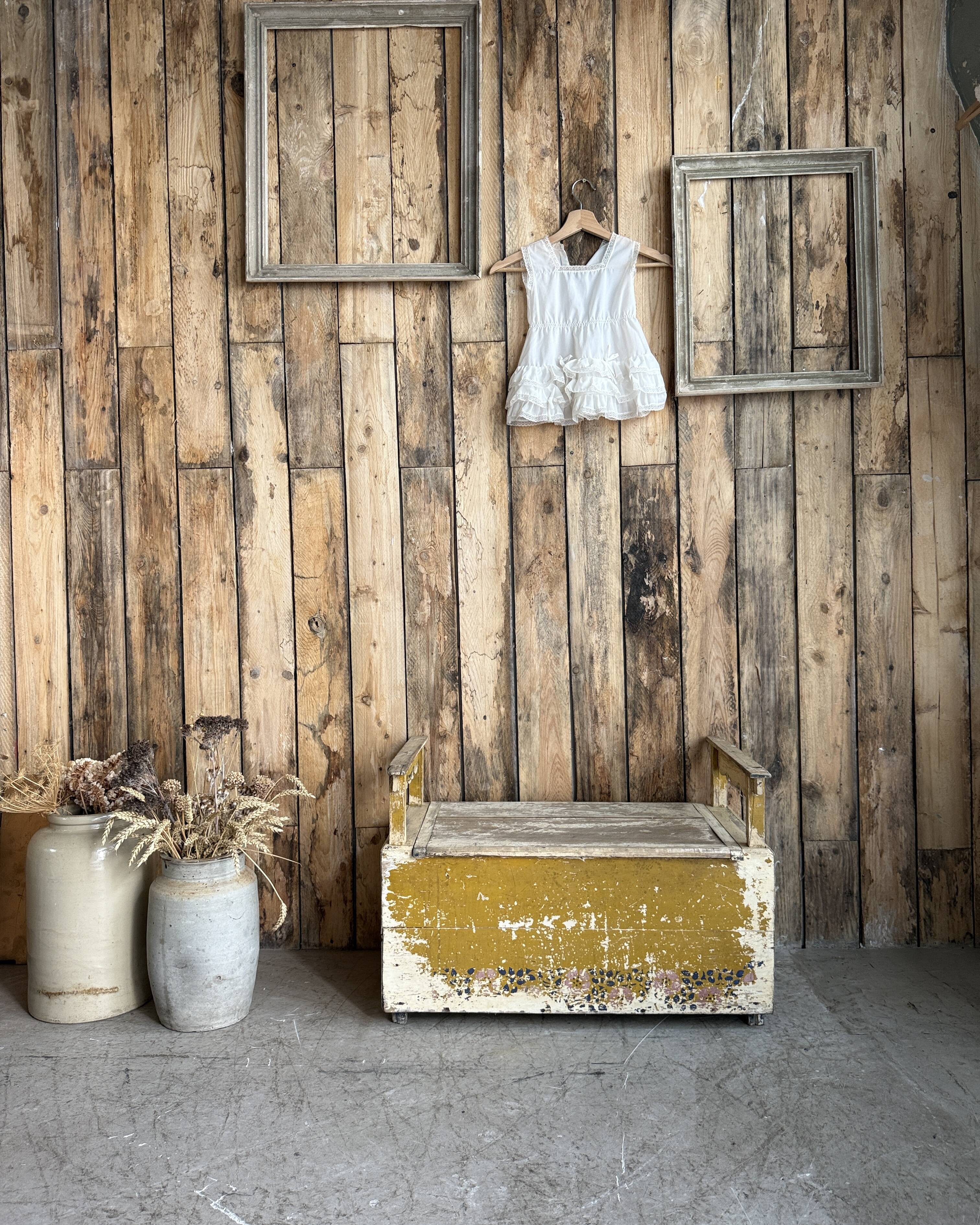 Patinated children's storage bench (renovated)
