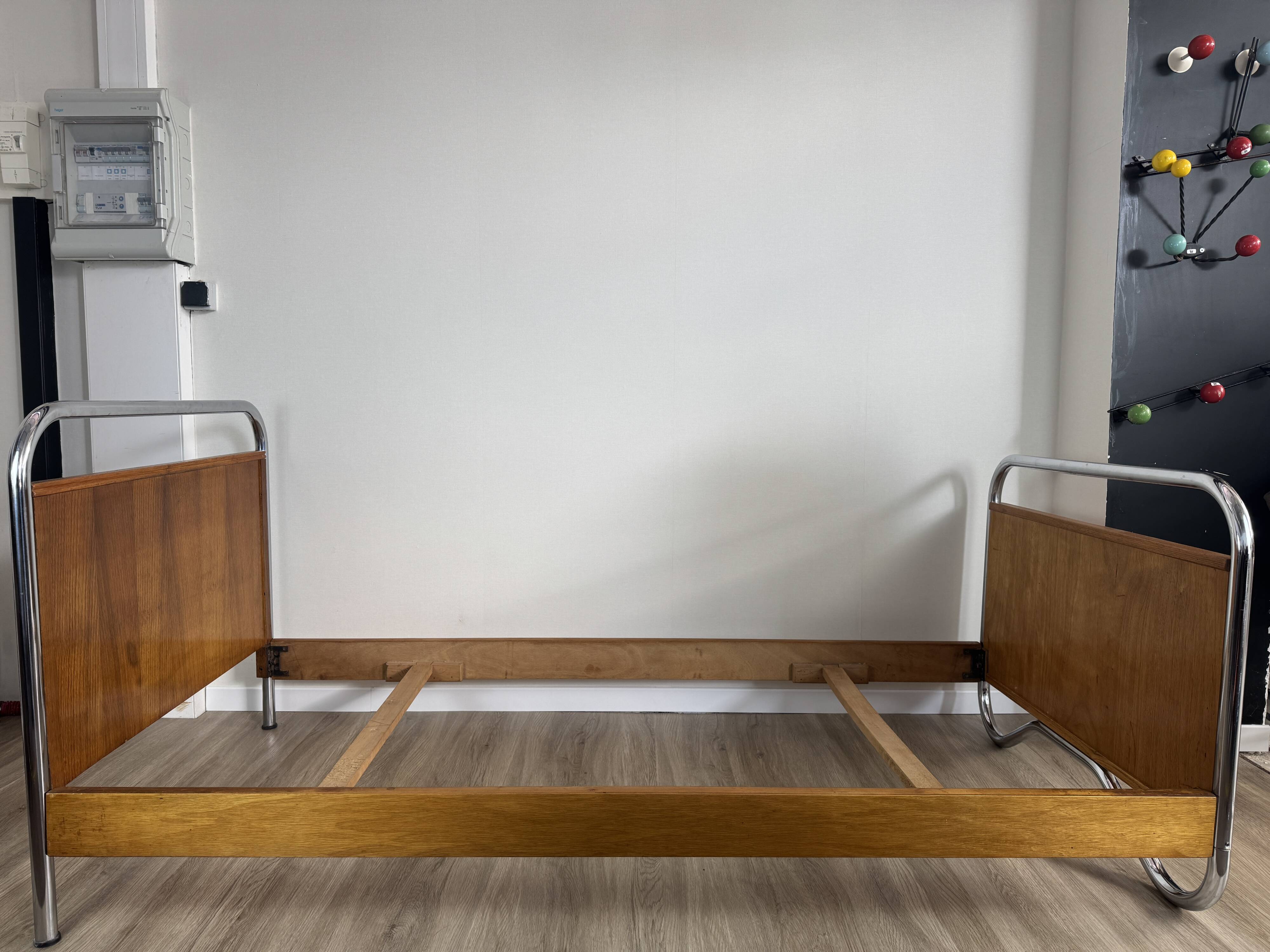 Lit simple Art Déco tubulaire chromé et placage bois — Bauhaus — 30/40