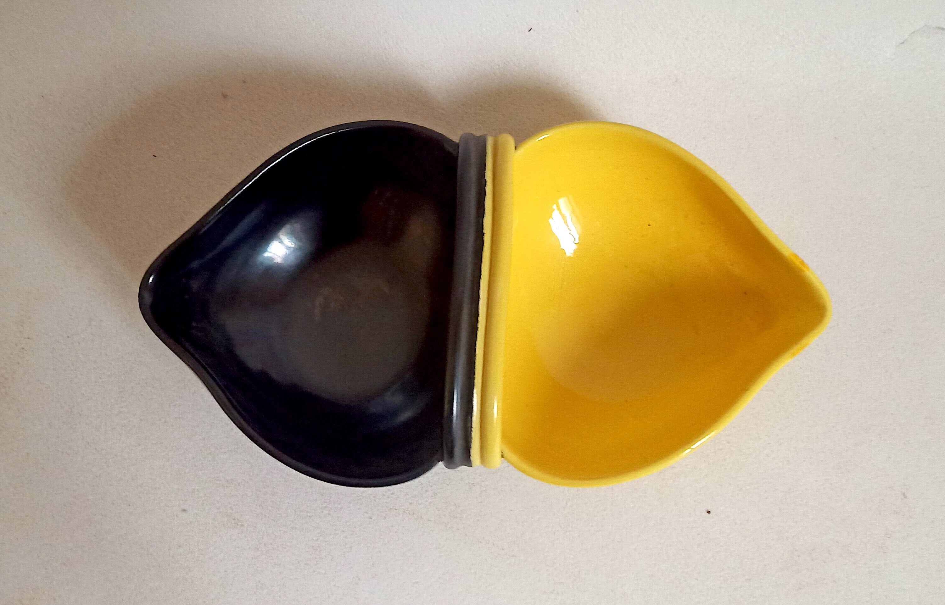 Double two-tone ramekins black yellow 50s