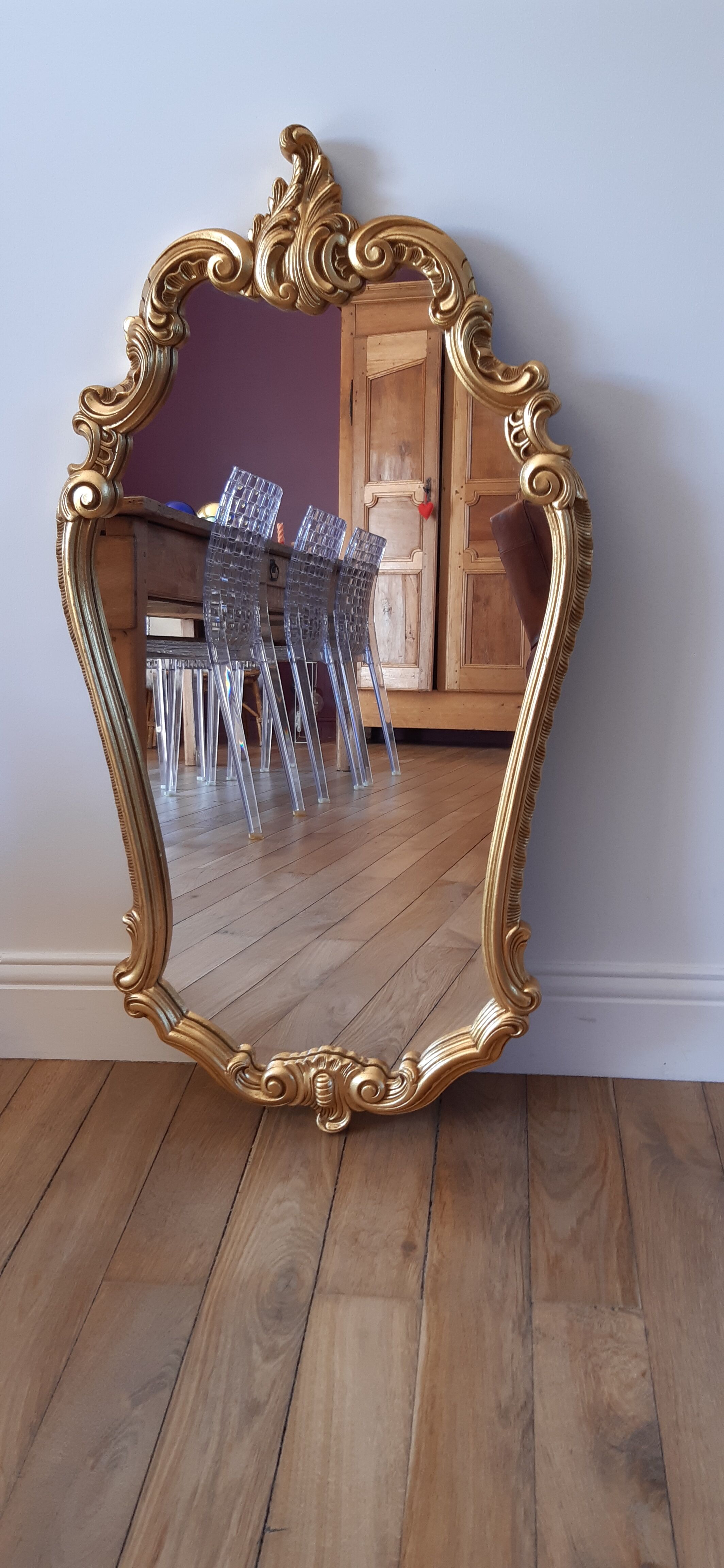 Miroir en en résine dorée années 50-60