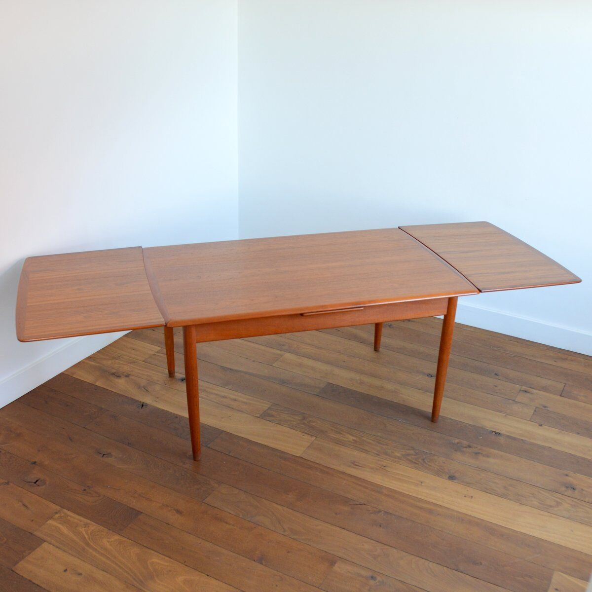 Scandinavian dining table with 1960s extensions (6 to 12 people)