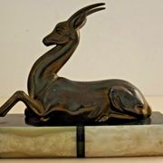 Horloge art déco marbre onyx & brass avec une gazelle spelter bronzée