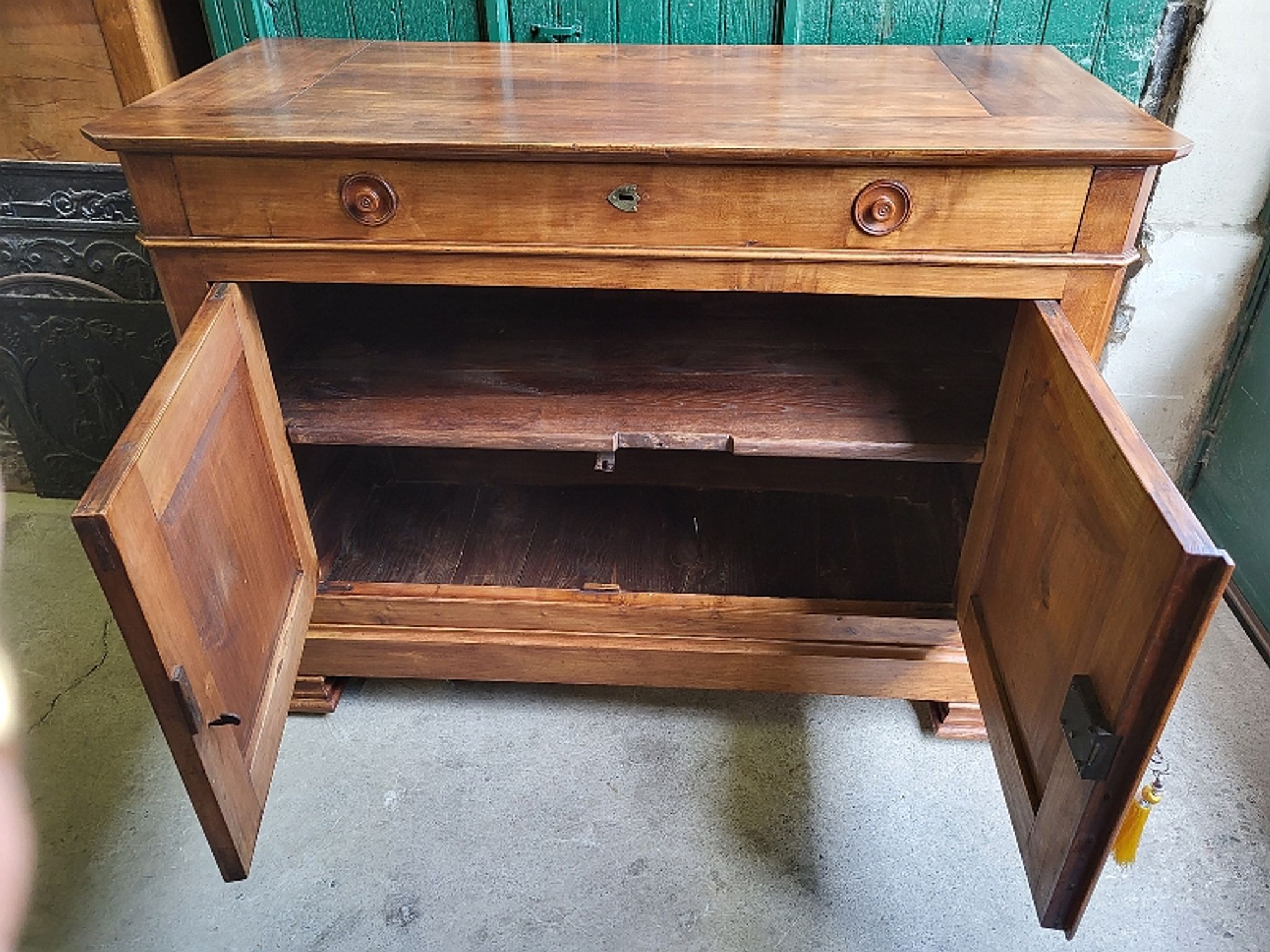 Bahut 2 doors 1 drawer louis philippe in blond walnut of the XlX th century