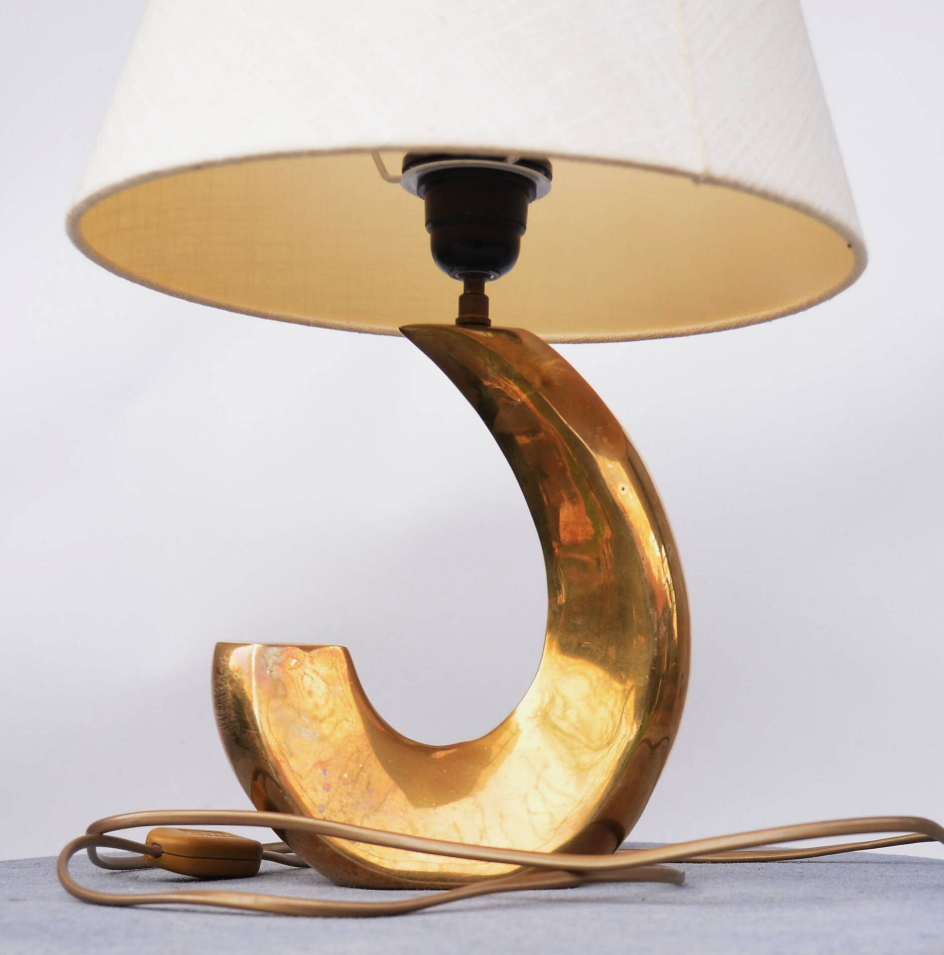 Lampe de table sculpturale en laiton en forme de vague