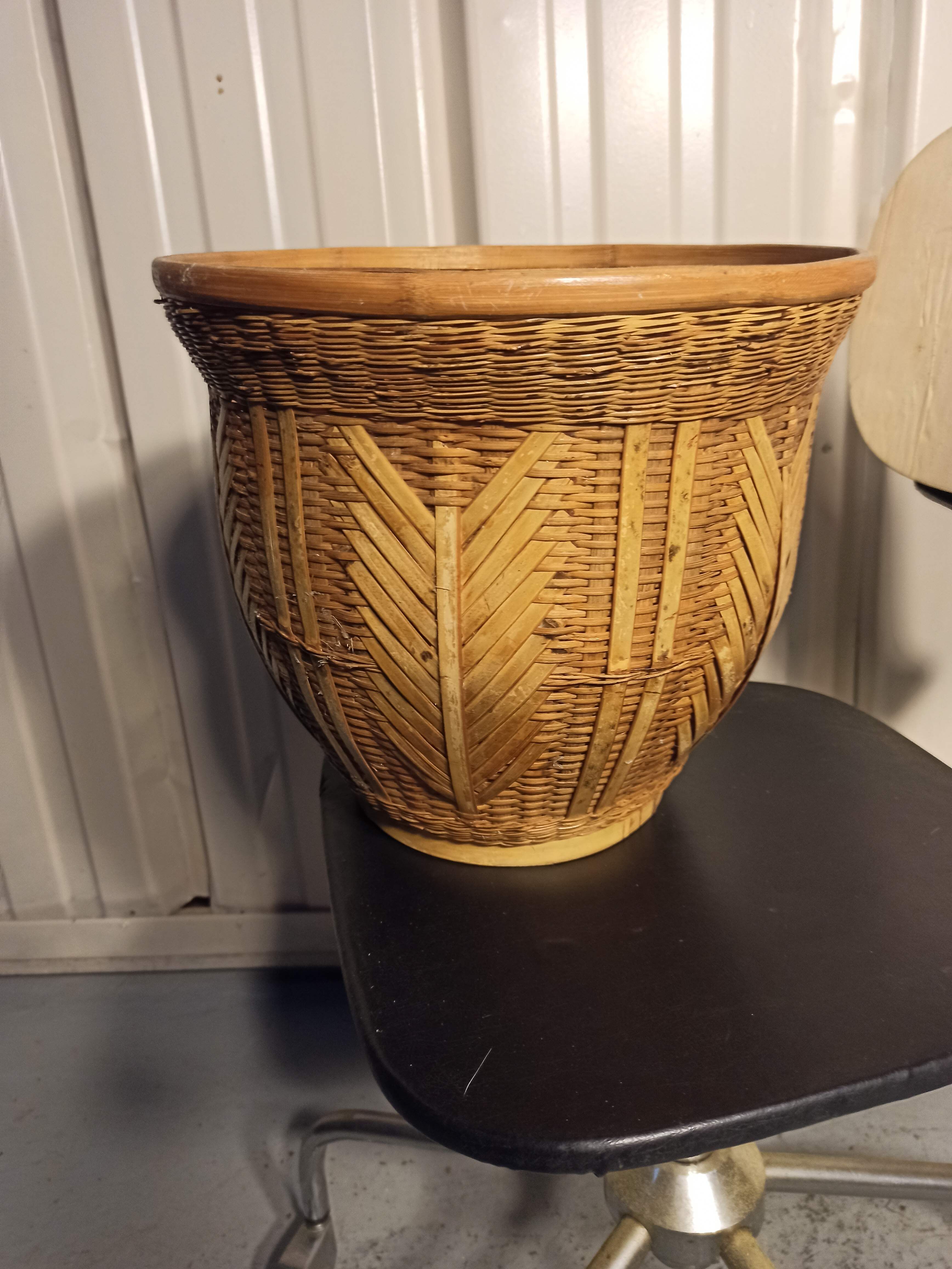 Wicker basket year 80 pot cache