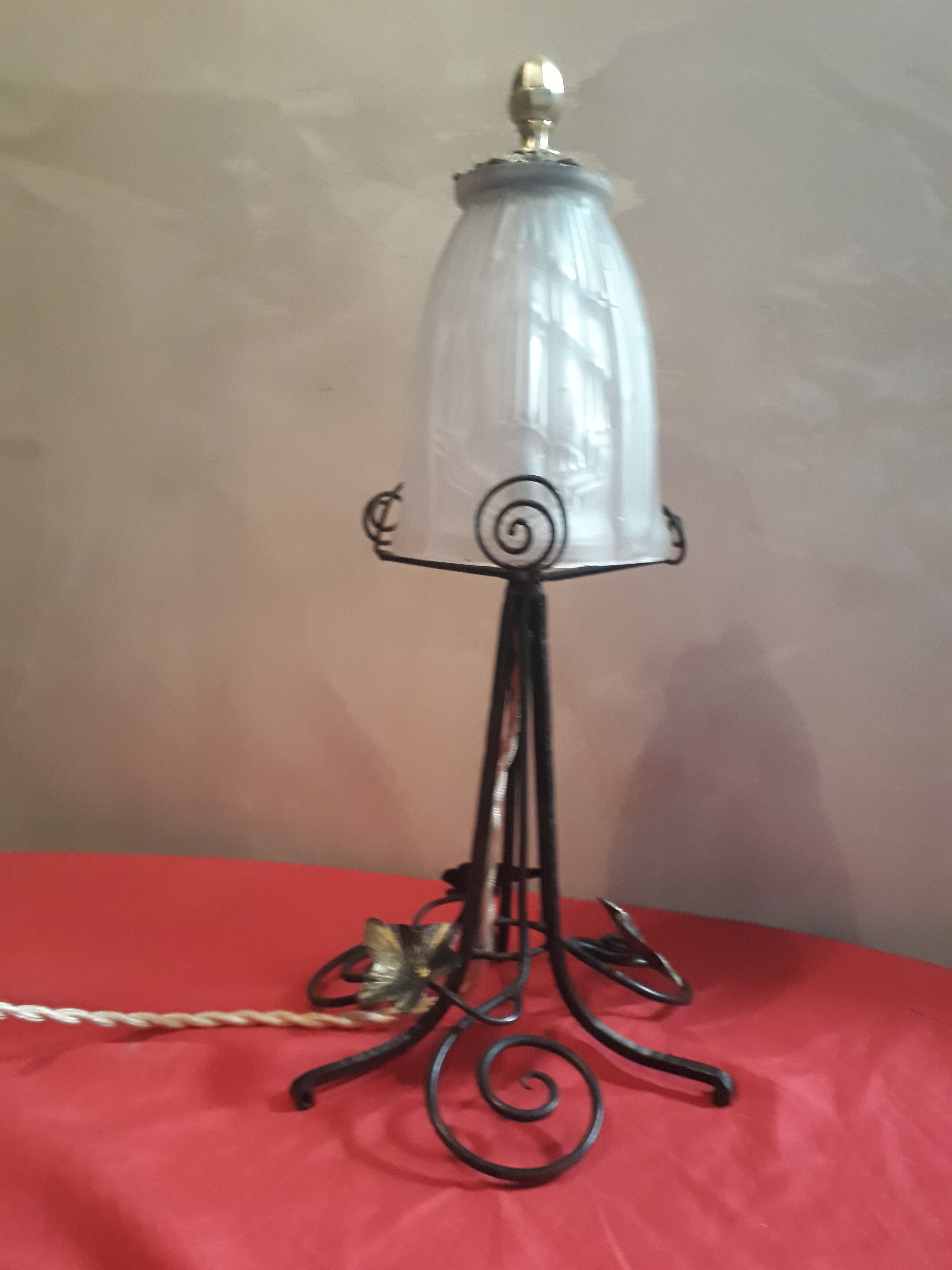 Old wrought iron lamp with its moulded glass tulip art deco Dimension: 37 cm weight height: