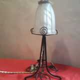 Lampe en fer forgé avec sa tulipe en verre moulé art deco  Dimension: 37 cm hauteur poids: