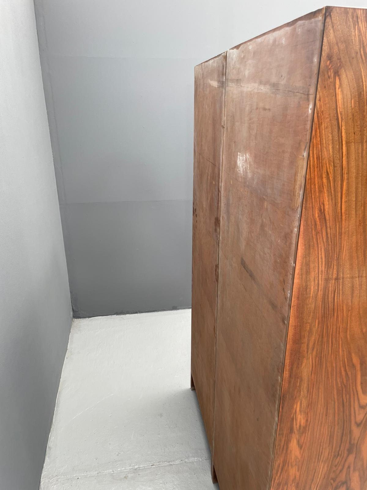 Armoire en placage de noyer restaurée d'influence Art Déco, années 1930
