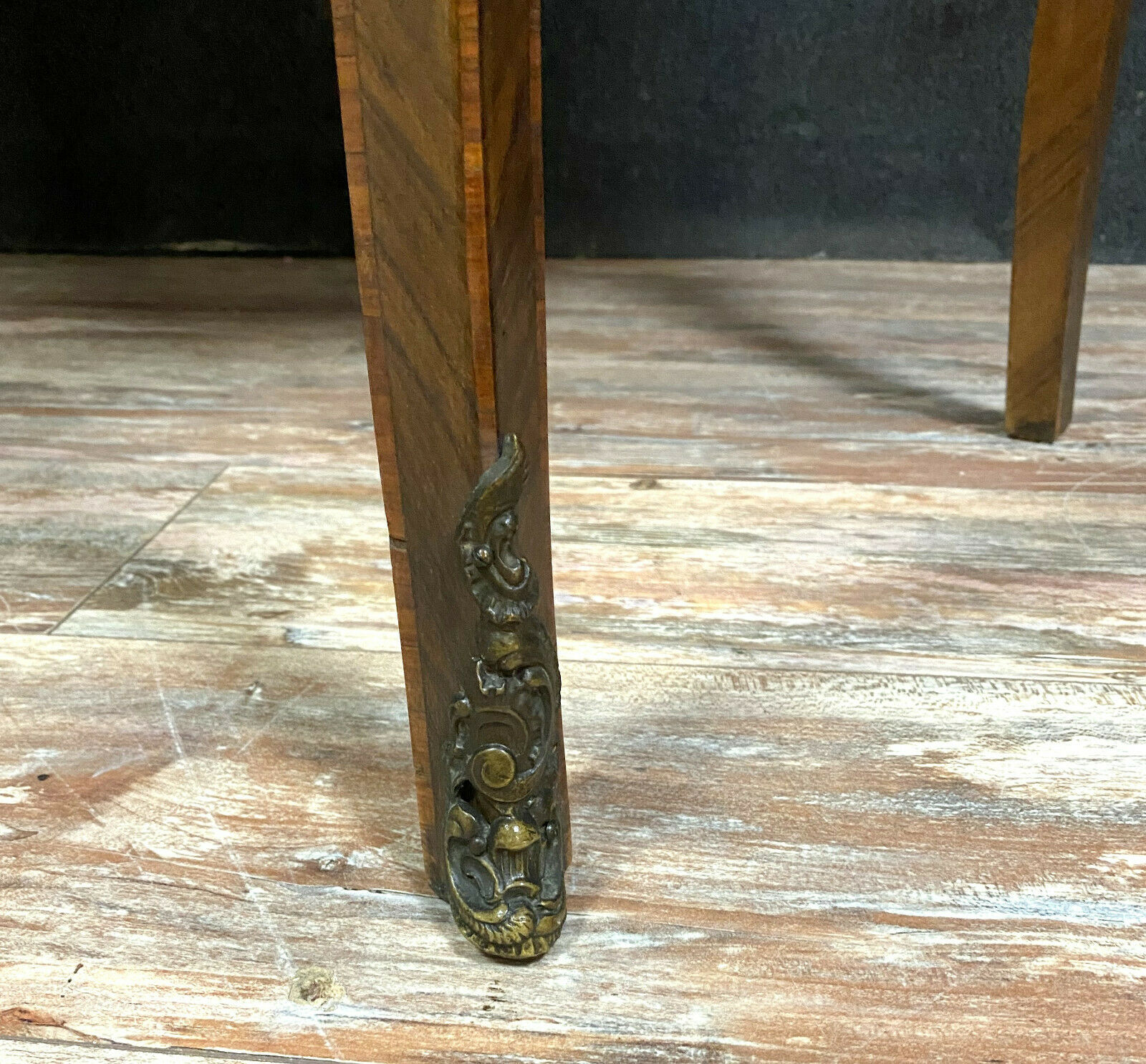 Louis XV toilet table curved in precious wood marquèterie